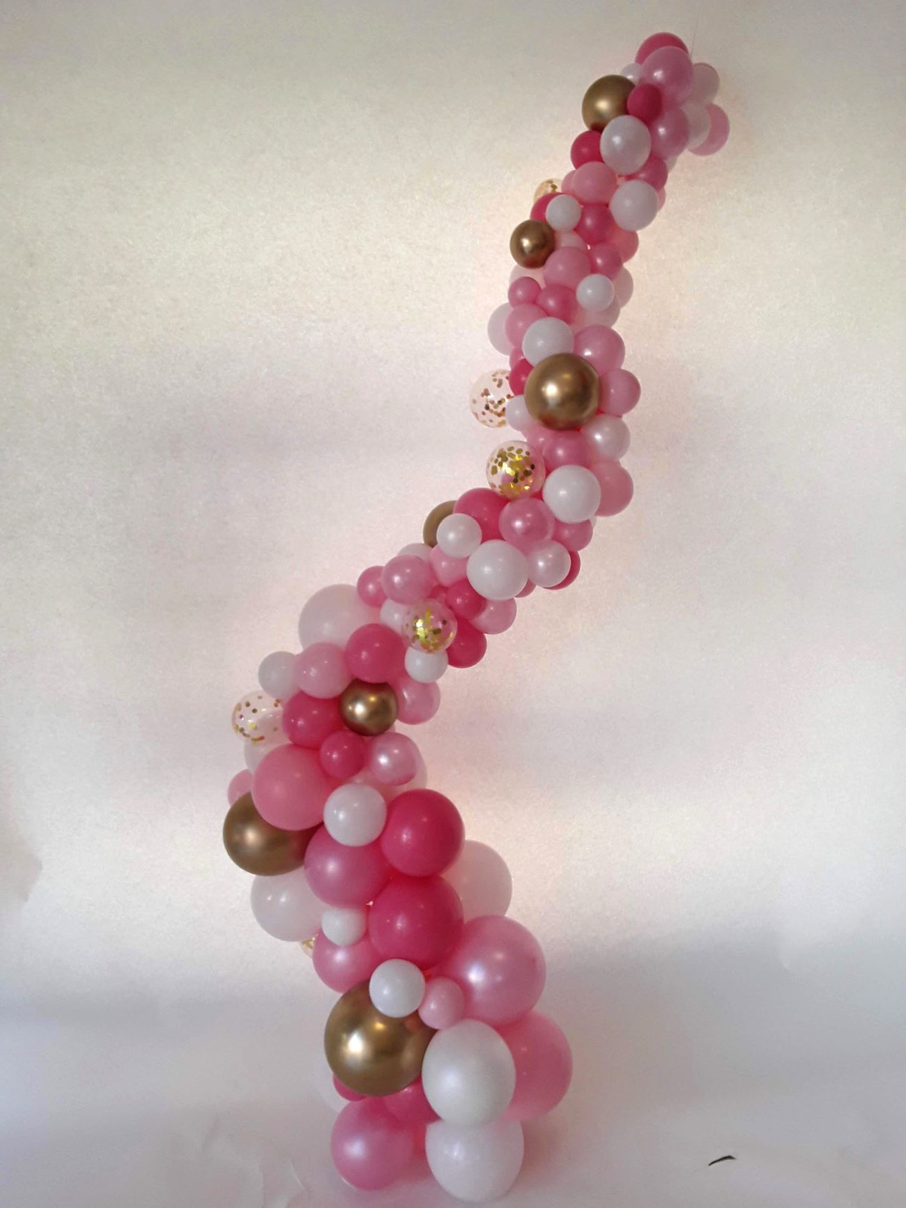 Ballonsäule in Rosa, Pink und Weiß mit goldenen Akzenten und Konfettiballons in organischer Form