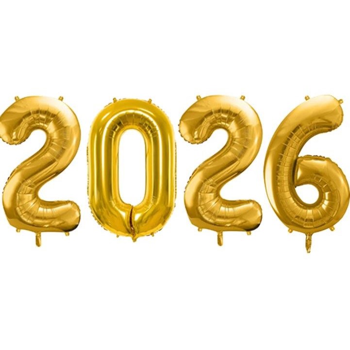 Goldene Folienballons in Form der Zahlen 2, 0, 2 und 6 nebeneinander auf weißem Hintergrund.
