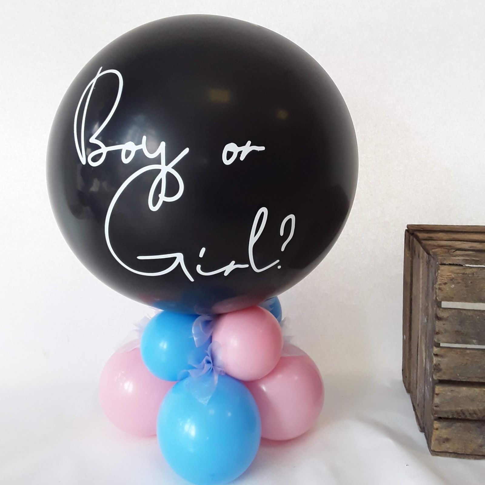Schwarzer Ballon mit Aufdruck Boy or Girl?, auf Basis aus rosa und blauen Ballons mit Tüll
