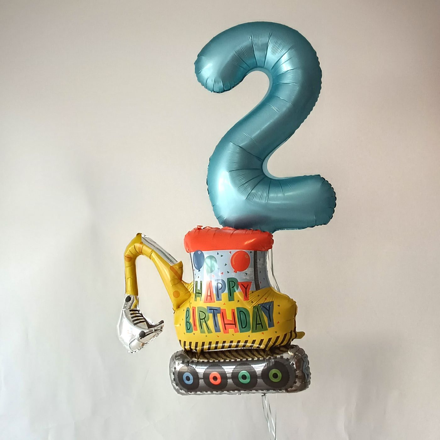 Ballon-Deko mit großem Bagger-Folienballon und hellblauer Zahl 2.