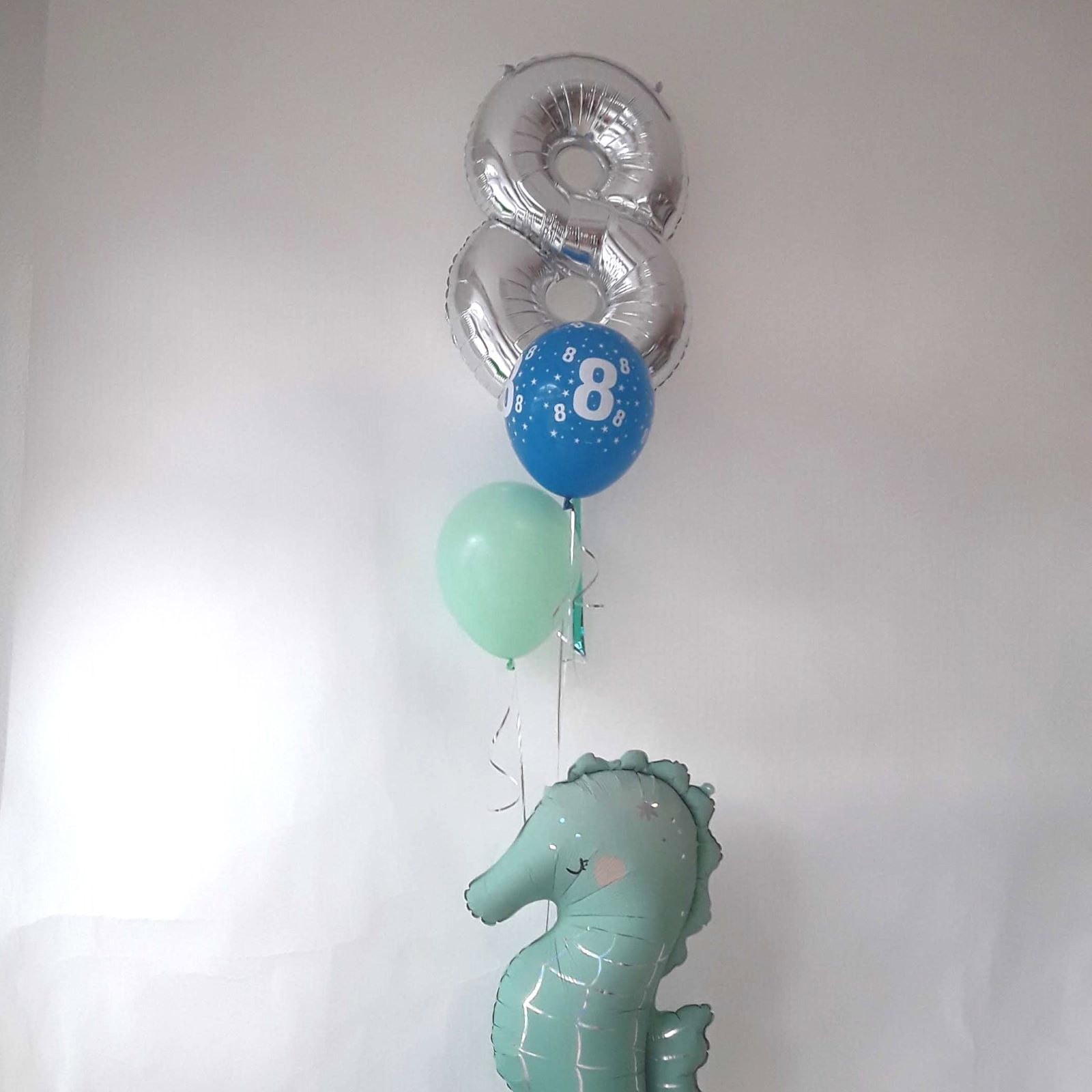 Ballondeko mit großer silberner 8, Seepferdchen und Luftballons in Mint und Blau