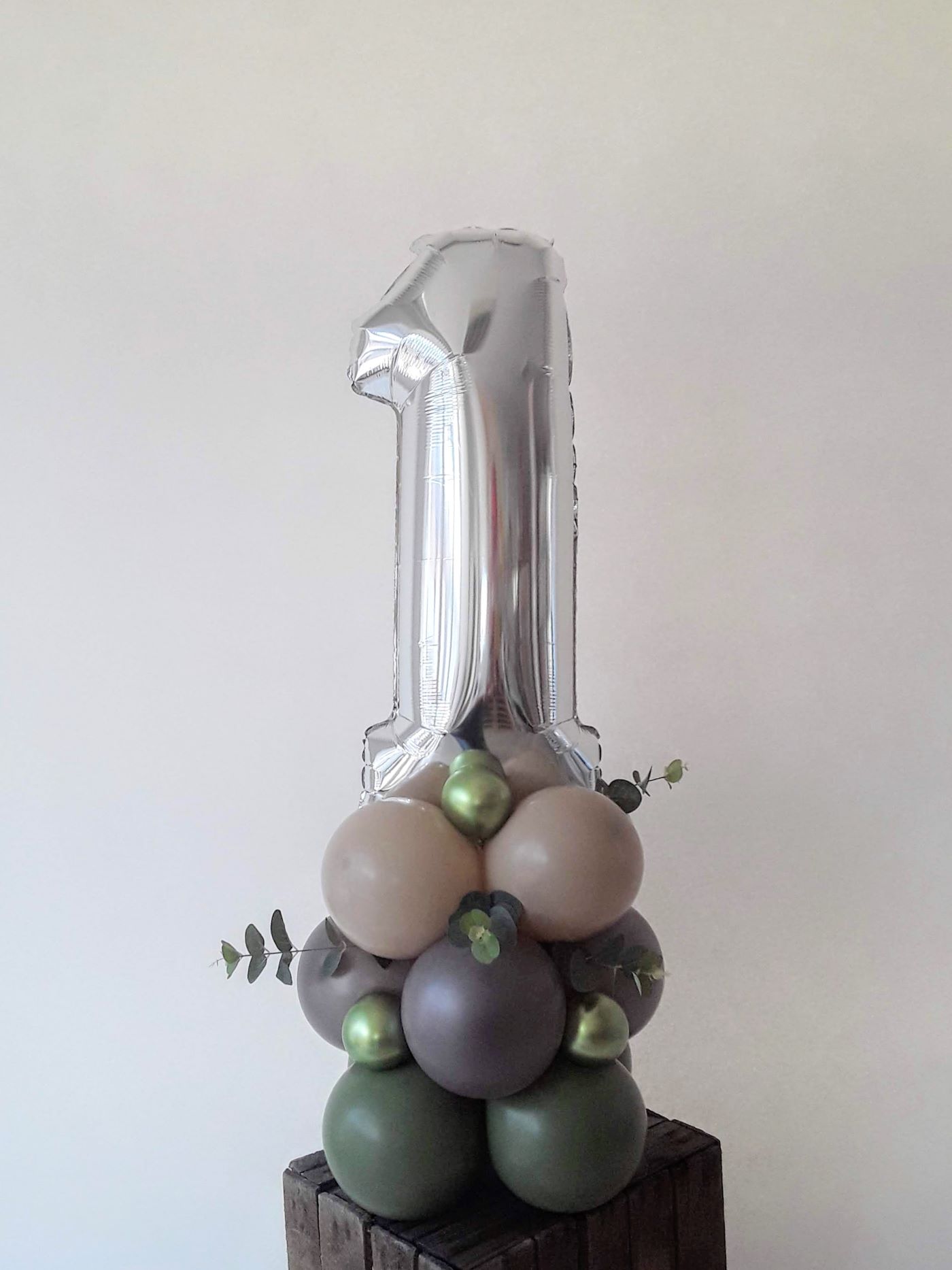 Ballon-Zahl 1 in Silber auf natürlicher Basis mit Eukalyptus-Details