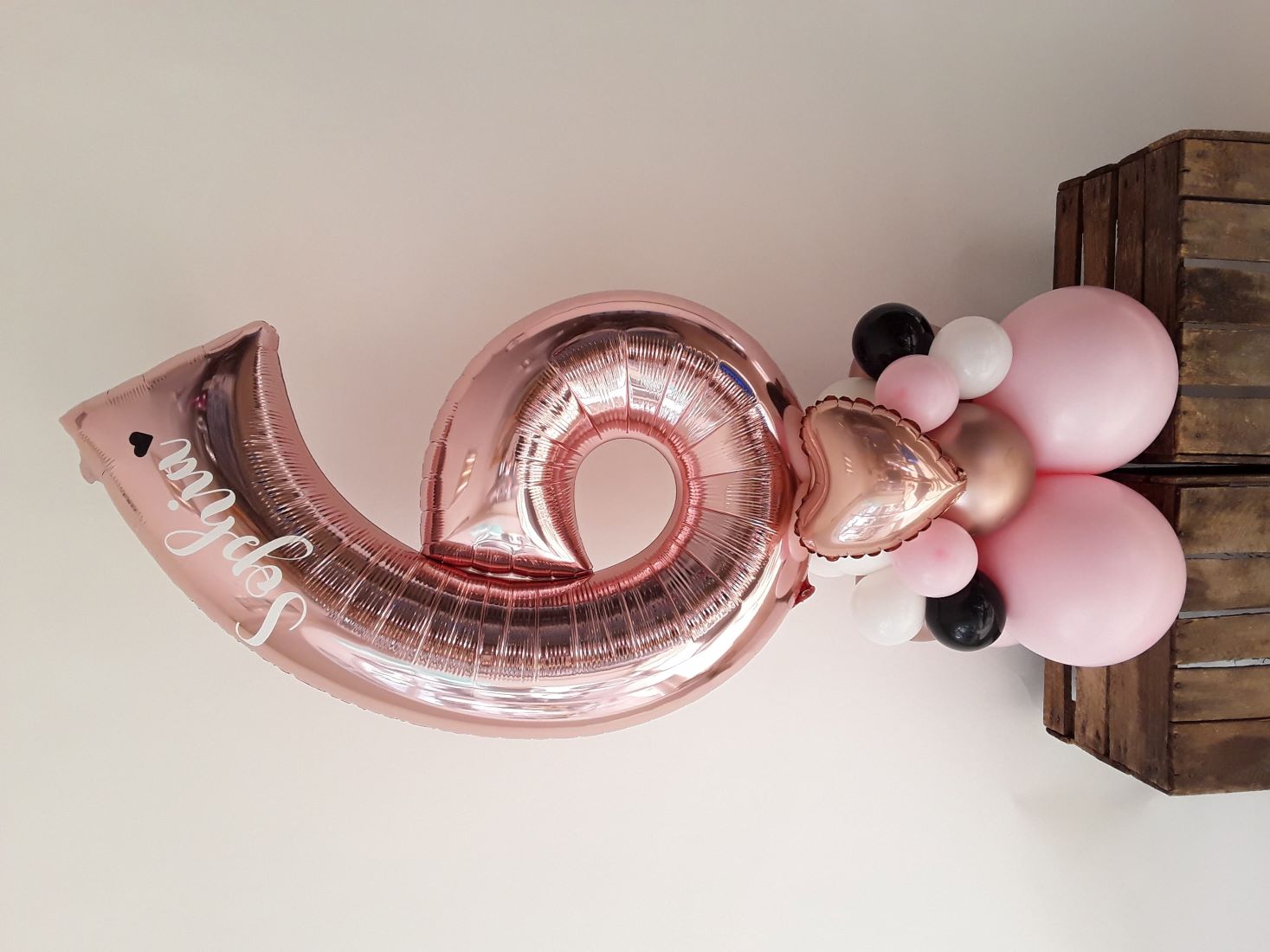 Ballon-Zahl 6 in Roségold mit schwarzer Basis, goldenem Herz und Namensaufdruck Sophia