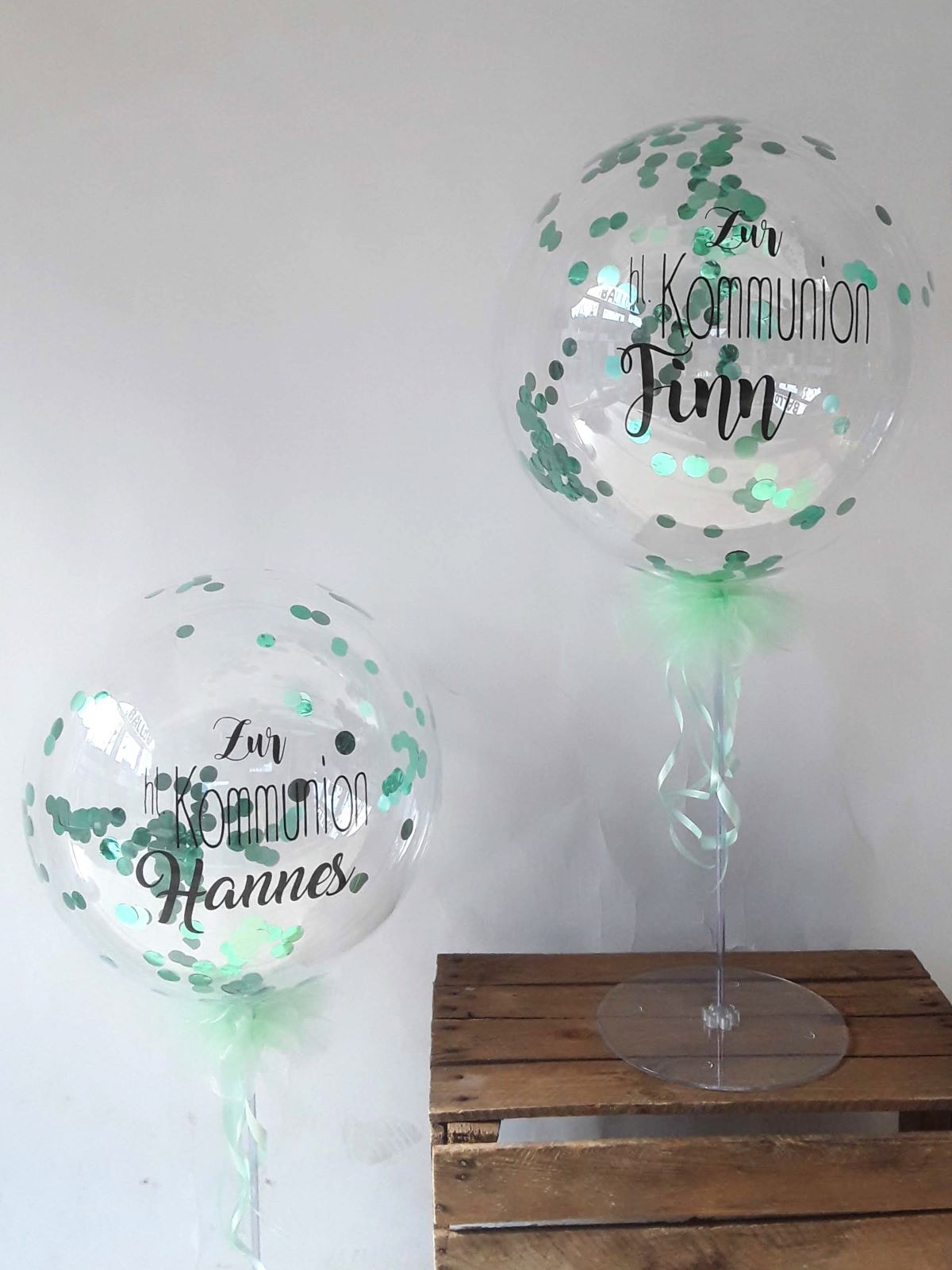 Großer Bubbleballon mit grünem Konfetti, personalisiertem Aufdruck und grünem Tüllband2