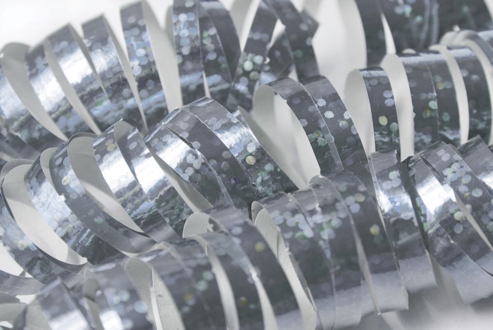 luftschlangen-deko-silber-holographisch-ausgefallen-geburtstag-feier