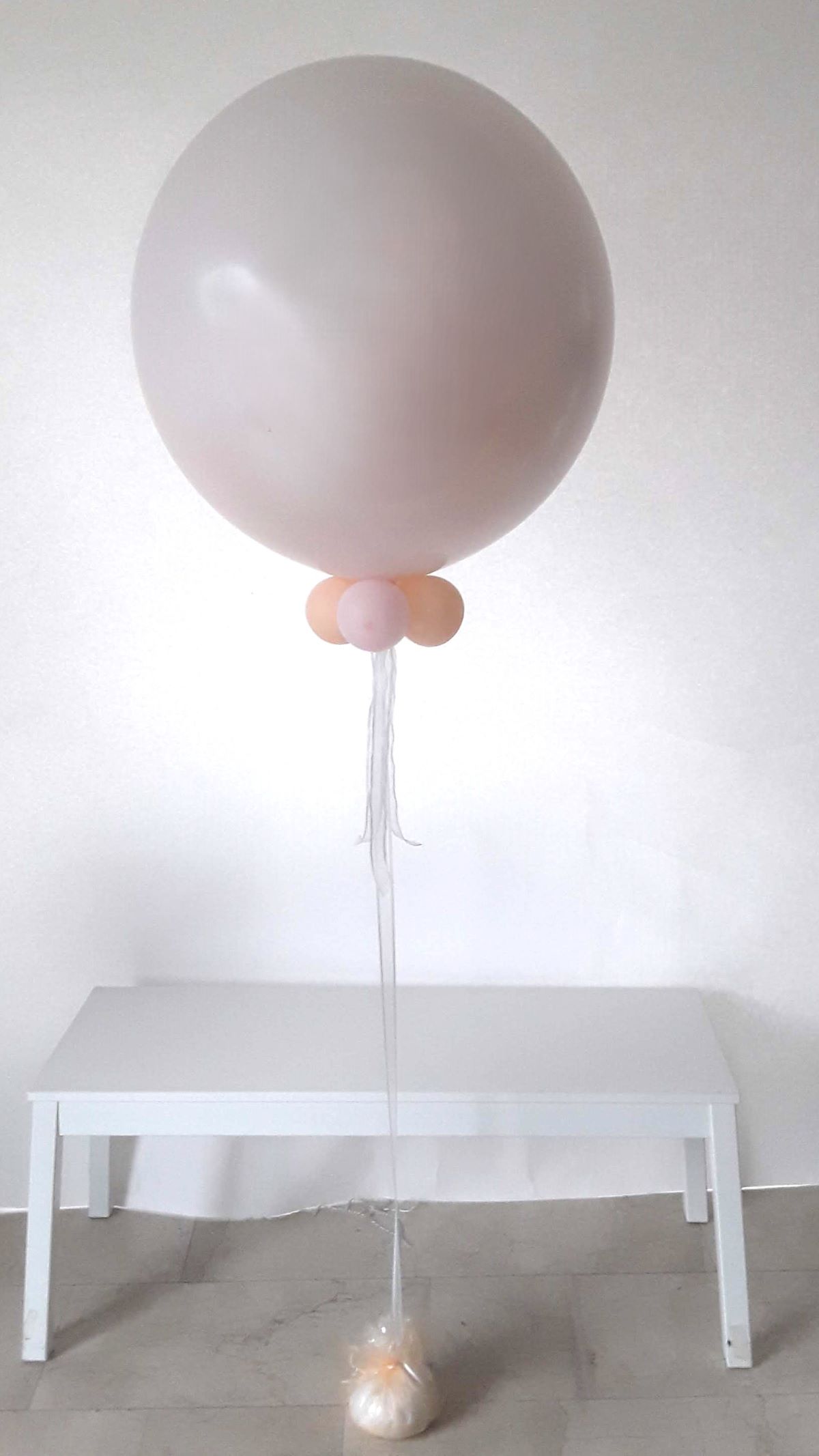 Zart cremefarbener Riesenballon (60 cm) gefüllt mit ca. 30 kleinen Innenballons in Rosa- und Cremetönen, dekoriert mit drei kleinen Ballons in Pastellfarben am Ballonhals-2