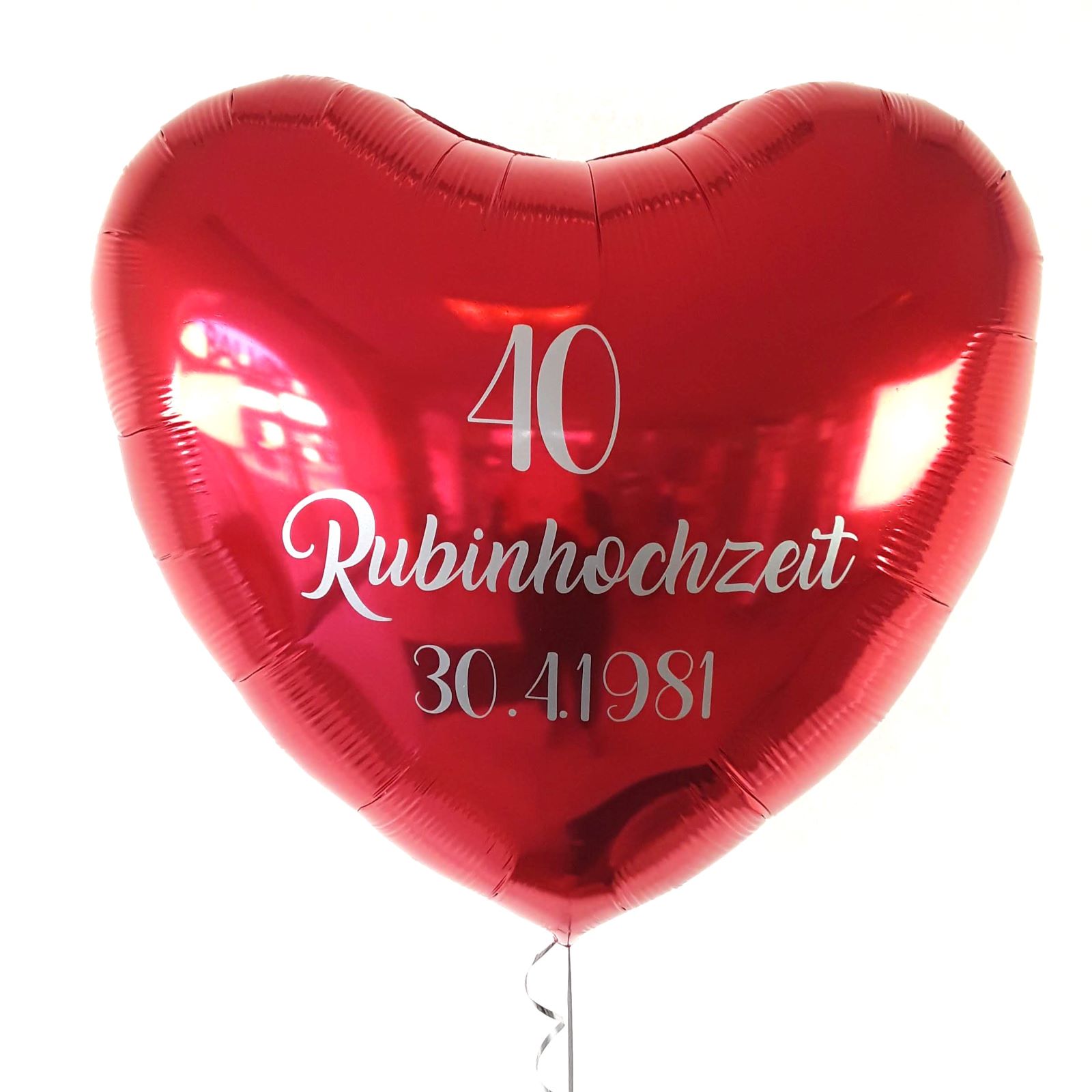 Herzförmiger roter Folienballon mit der weißen Aufschrift „40 Rubinhochzeit 30.4.1981“