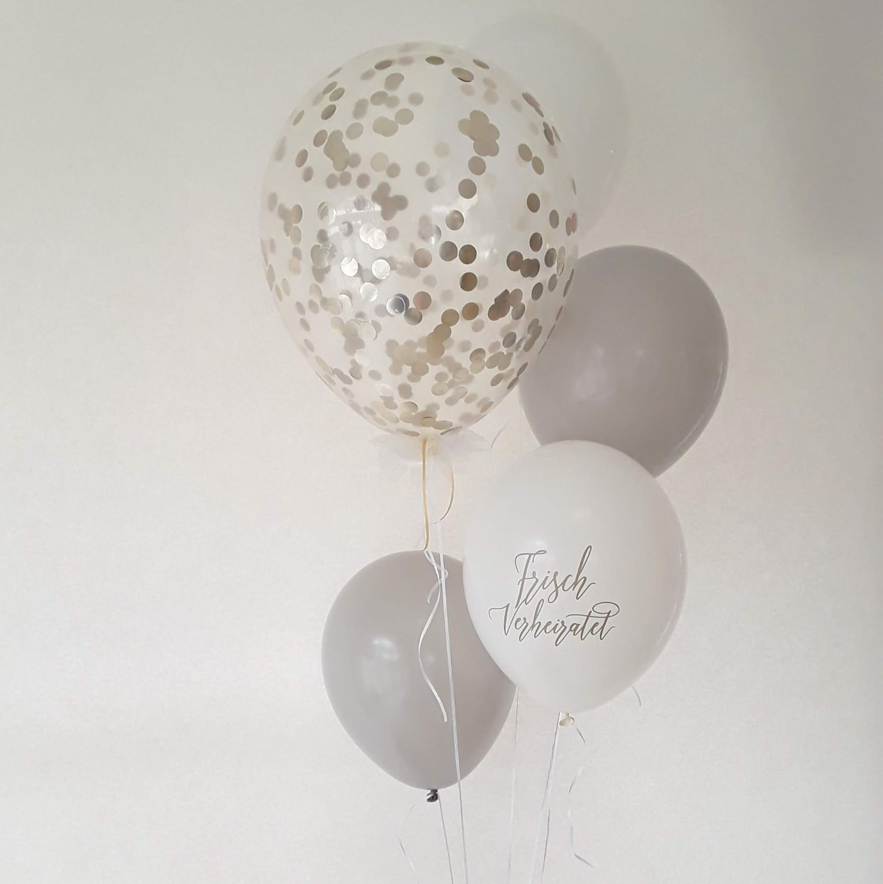 Ballonbouquet mit fünf Luftballons in Weiß, Grau und Gold, inklusive Konfettiballon und 'Frisch verheiratet'-Ballon