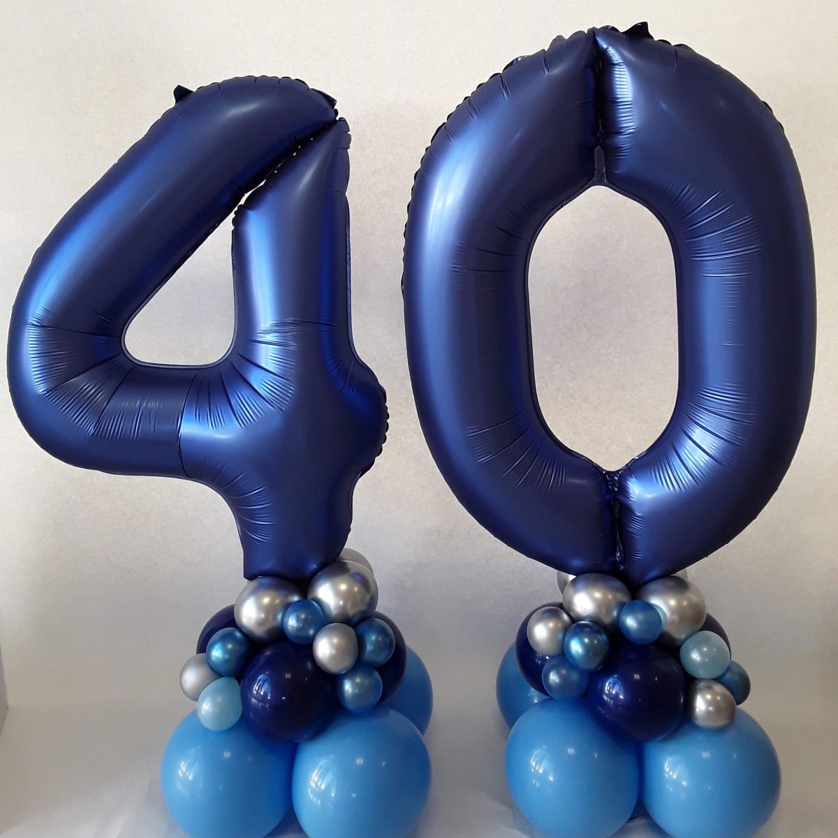 Zahlenballons 40 in Blau auf Ballonbasis mit Metallic-Ballons