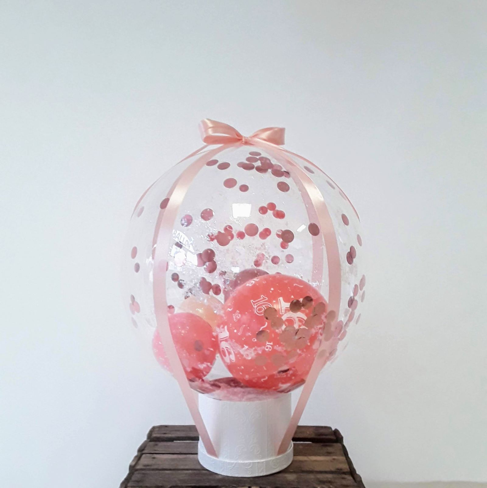 Rosa Ballon mit Geburtstagszahl, Konfetti und Schleife im Heißluftballon-Stil