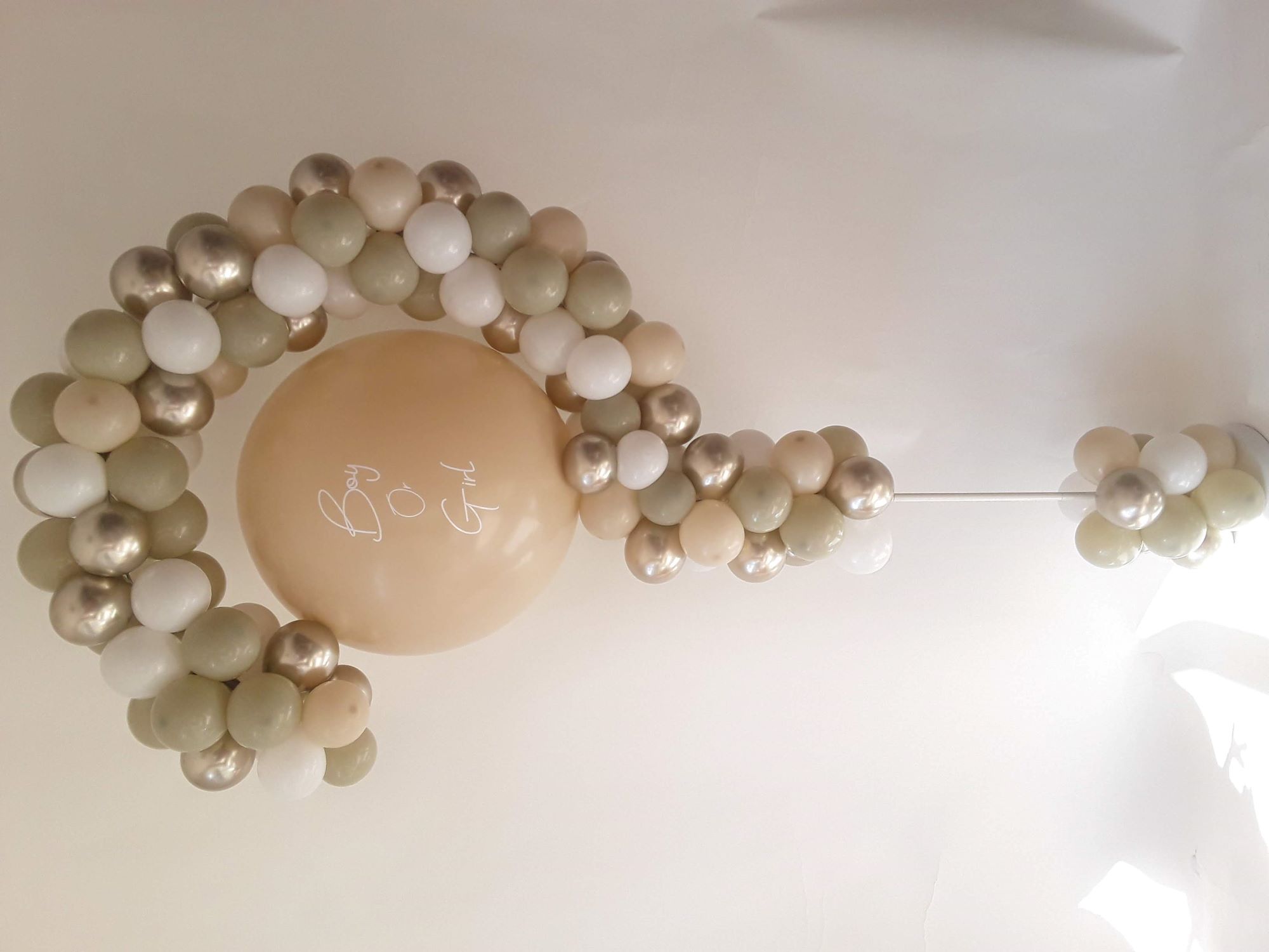 Fragezeichen-förmige Ballonskulptur in Beige, Weiß und Gold mit großem Ballon 'Boy or Girl'