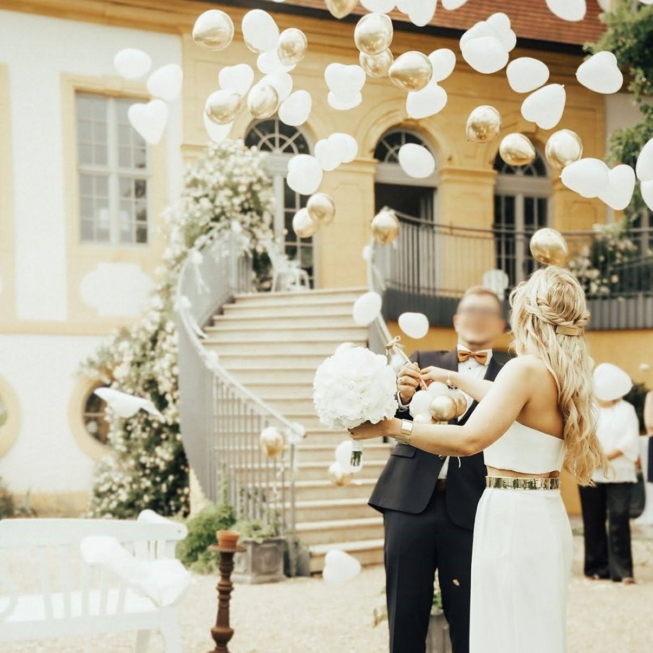 Großer weißer Heliumballon mit goldener Aufschrift 'Kristin ♥ Max 7. Juni 2025', dekoriert mit goldenen und weißen Ballonclustern am Boden.-2