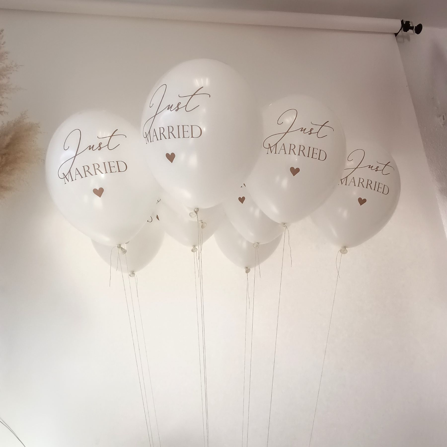 8 weiße, schwebende Ballons mit Aufdruck Just MARRIED und Herz