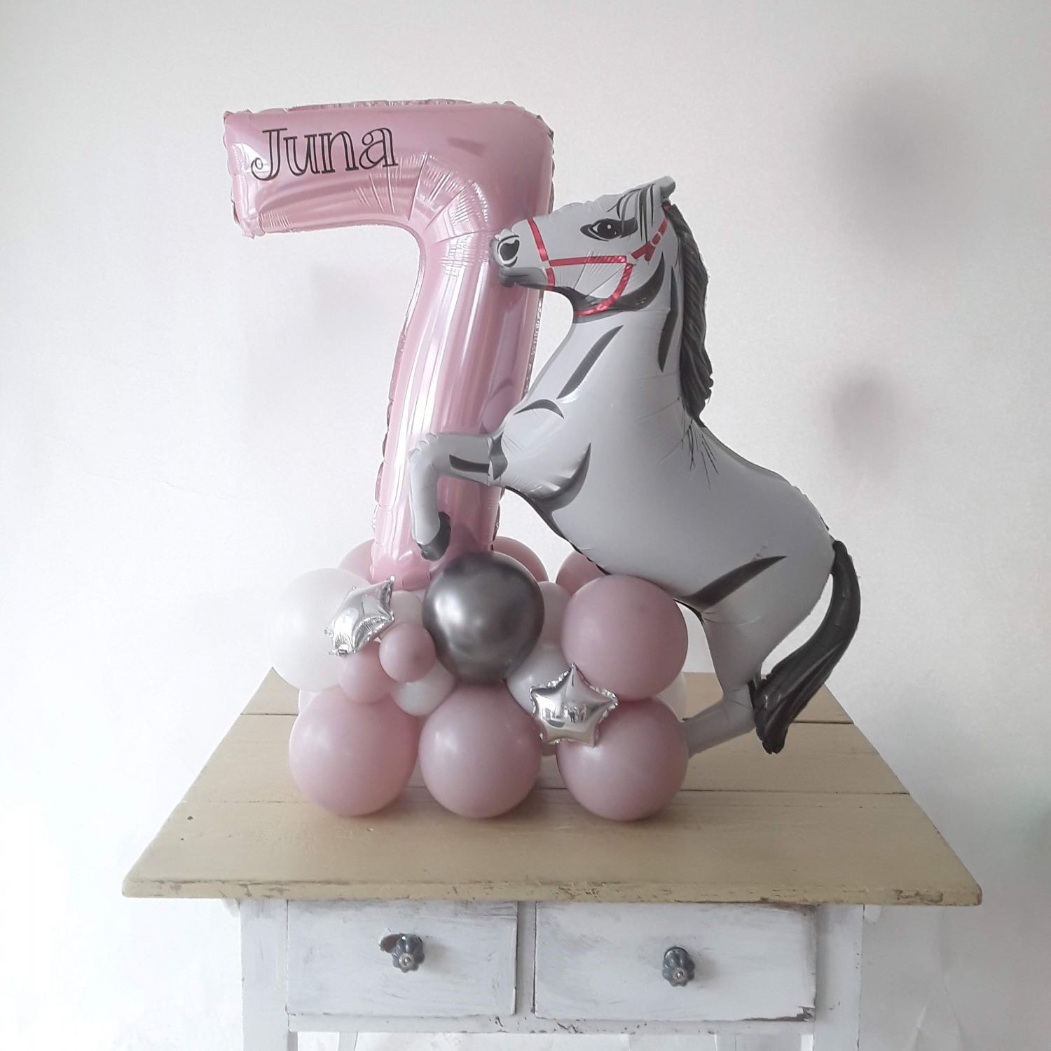 Ballonzahl 7 in Rosa mit großem Pferdeballon und Sternen auf rosa-silbernem Ballonpodest