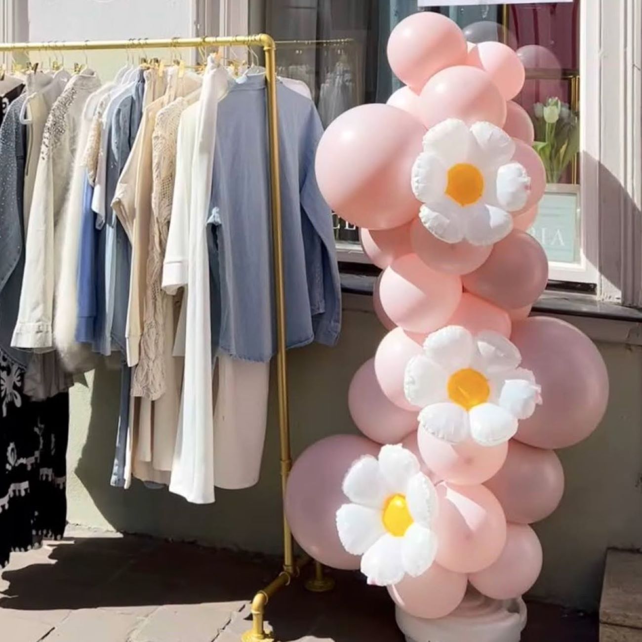 Ballonsäule in Rosé und Pink mit Blumen-Deko