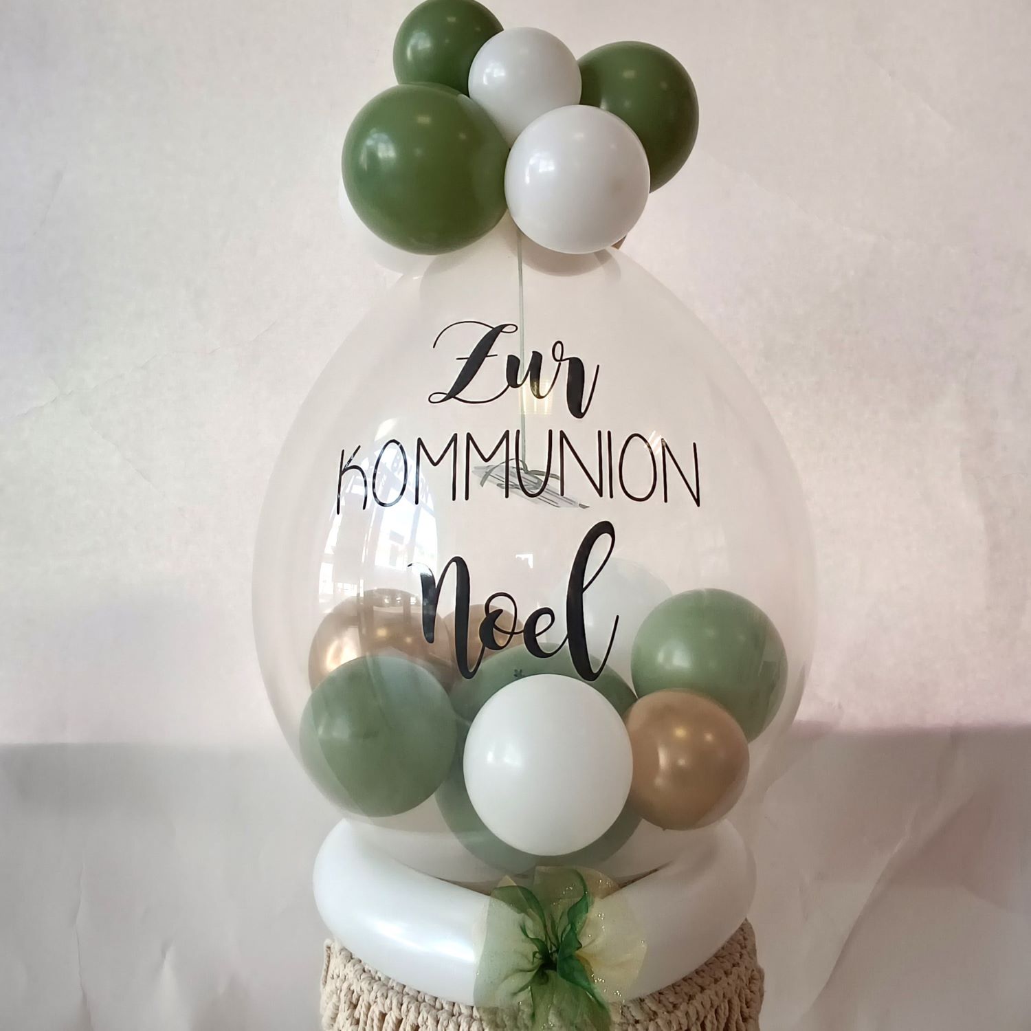 Bubble-Ballon mit grün-gold-weißen Ballons, personalisiertem Aufdruck und Sockel