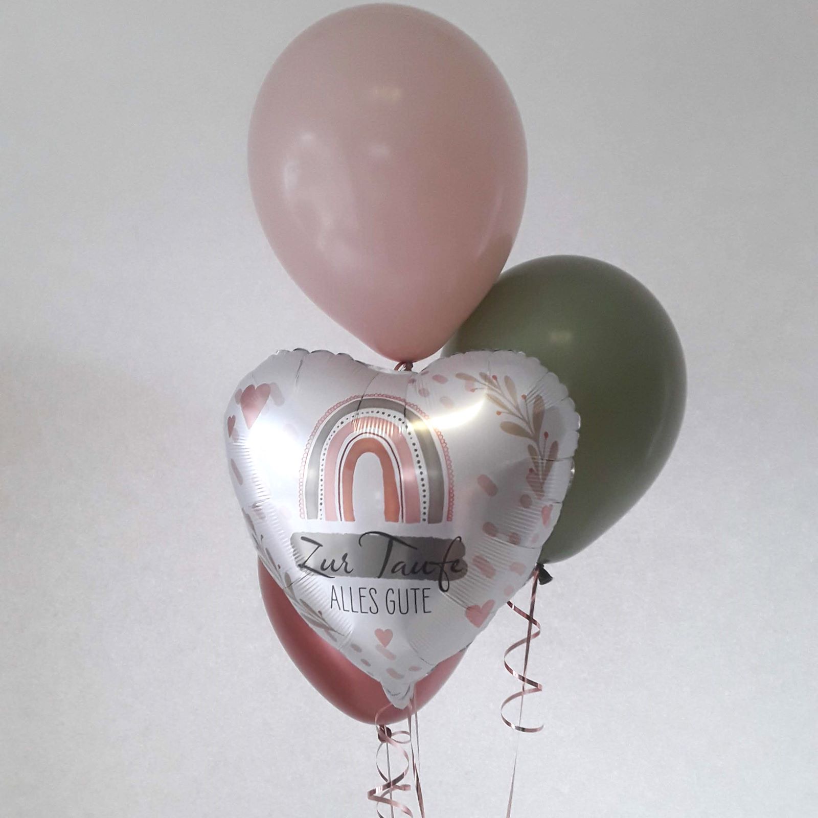 Herzförmiger silberner Folienballon mit Regenbogenmotiv und Aufdruck 'Zur Taufe – Alles Gute', kombiniert mit rosa und grünem Latexballon.