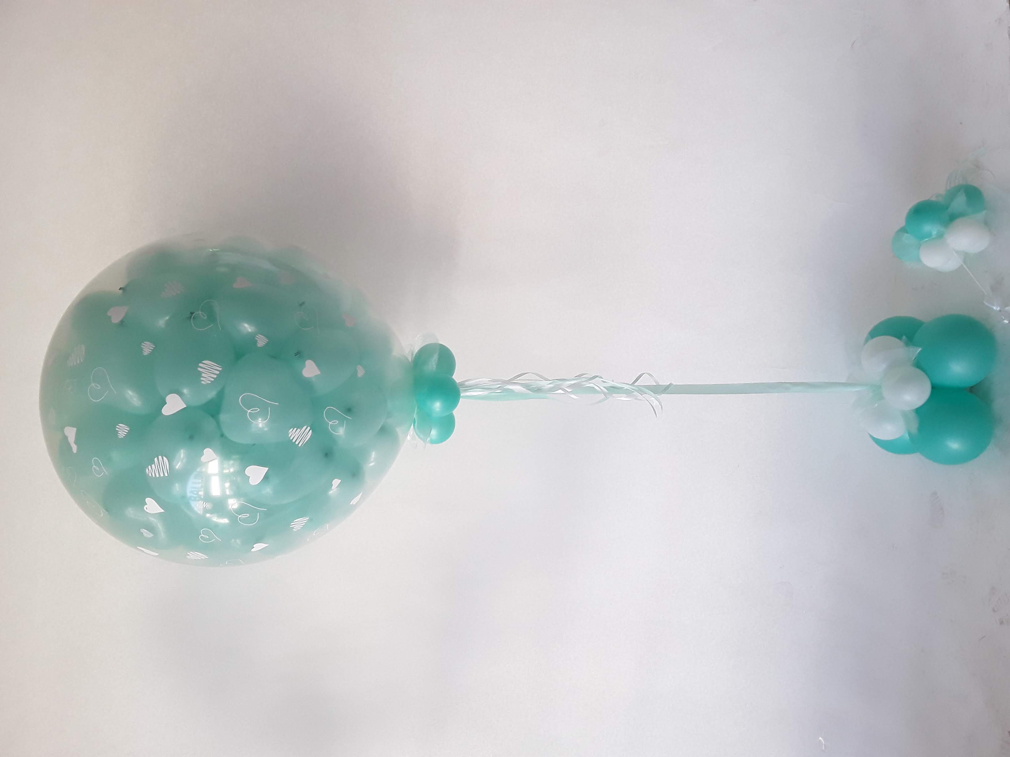 Bedruckter ca.80‑cm‑Ballon mit Herzen und bis zu 80 Innenballons als herzen in türkis, weißer Hintergrund