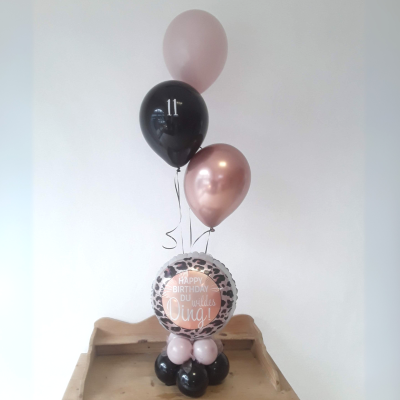 Ballon-Arrangement mit schwarzen, roségoldenen und bedruckten Happy Birthday Ballons mit Animal-Print.