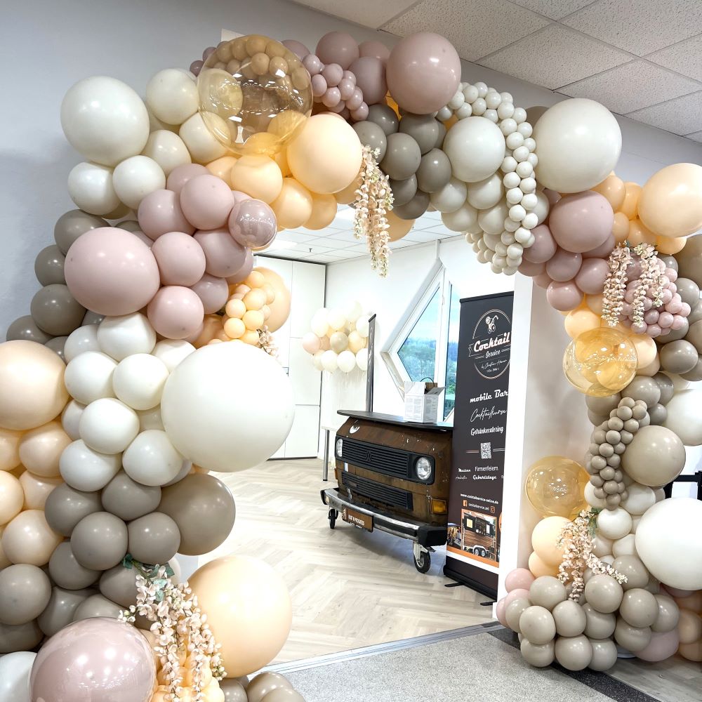 Romantischer Ballonbogen in Nude- und Cremetönen mit Glaskugeln und Trockenblumen1