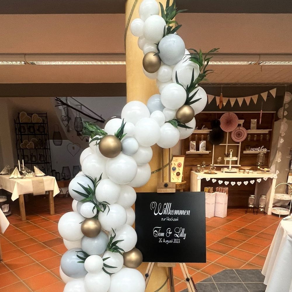 Halber Ballonbogen in Weiß & Gold mit Tafel und grünen Akzenten