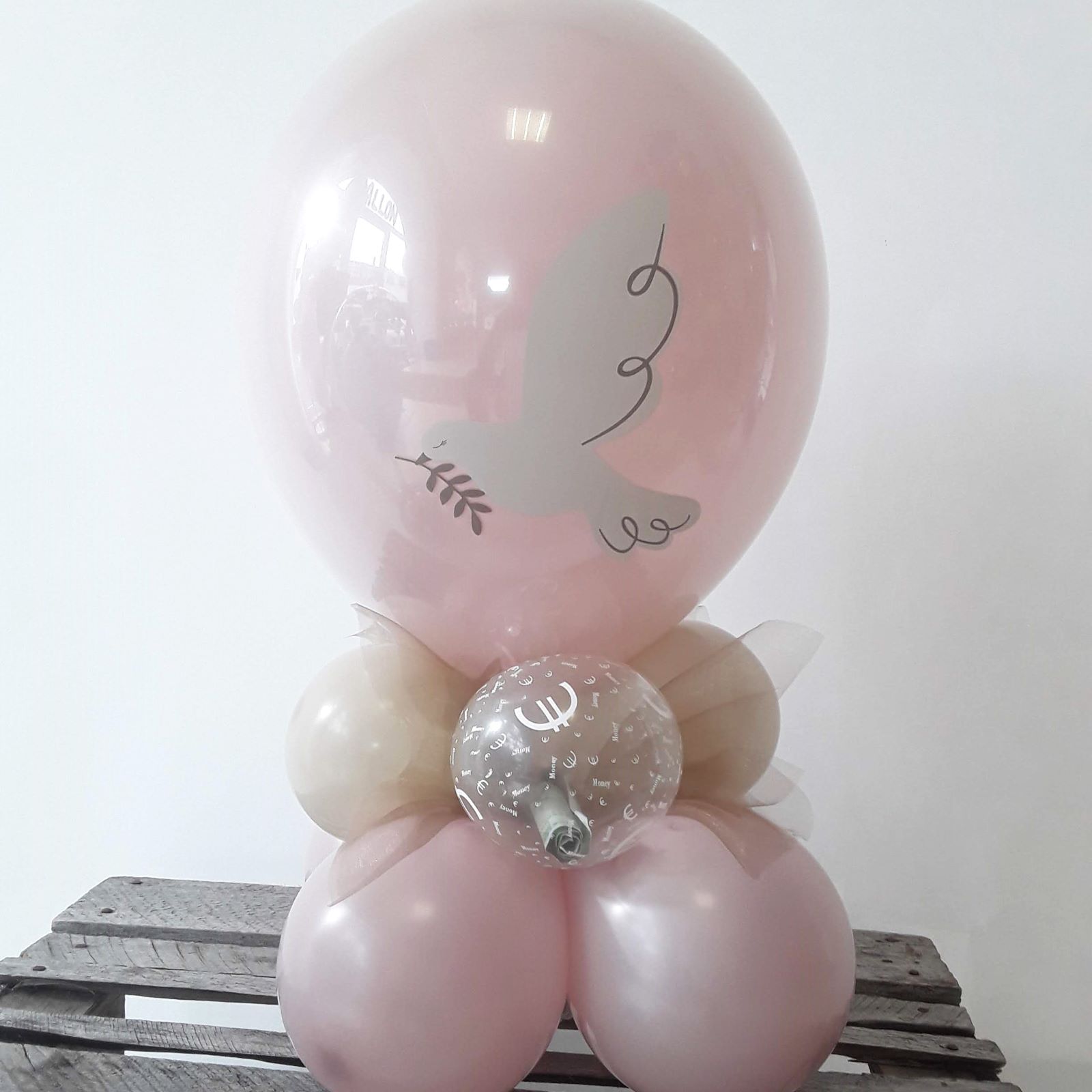 Ballonbouquet in Rosa mit großem Ballon mit Taubenaufdruck, transparentem Ballon mit €-Zeichen und Geldscheinen gefüllt, kleinere Latexballons in Rosa und Beige, Tüll