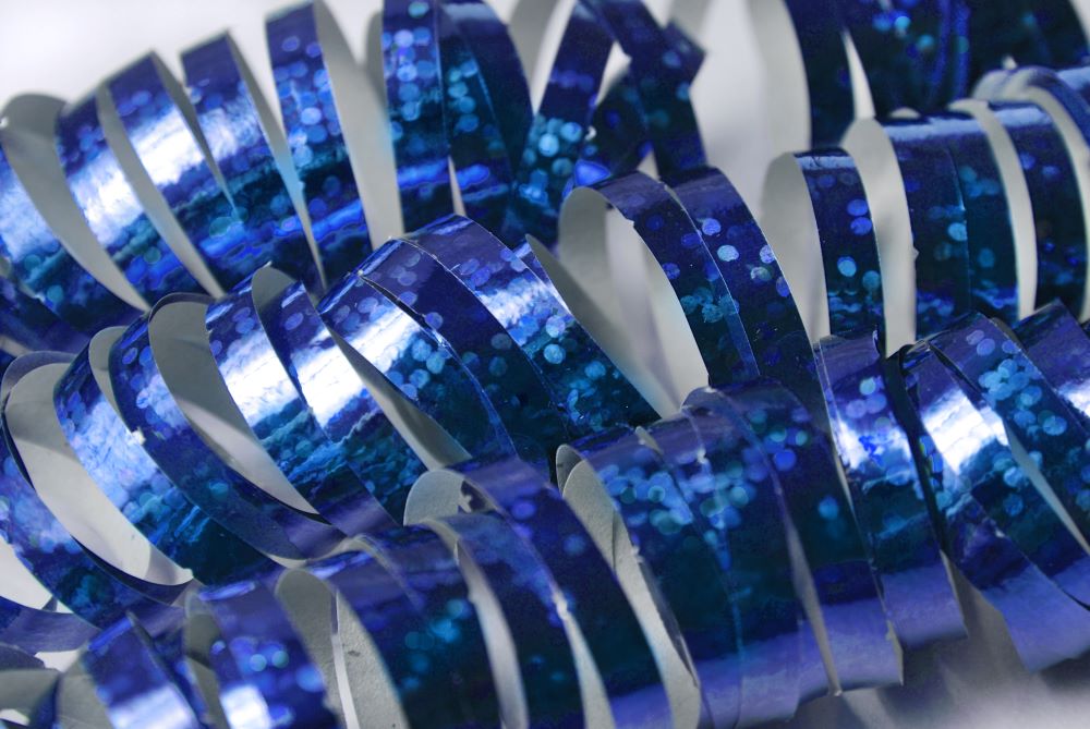 luftschlangen-deko-silber-holographisch-ausgefallen-geburtstag-feier