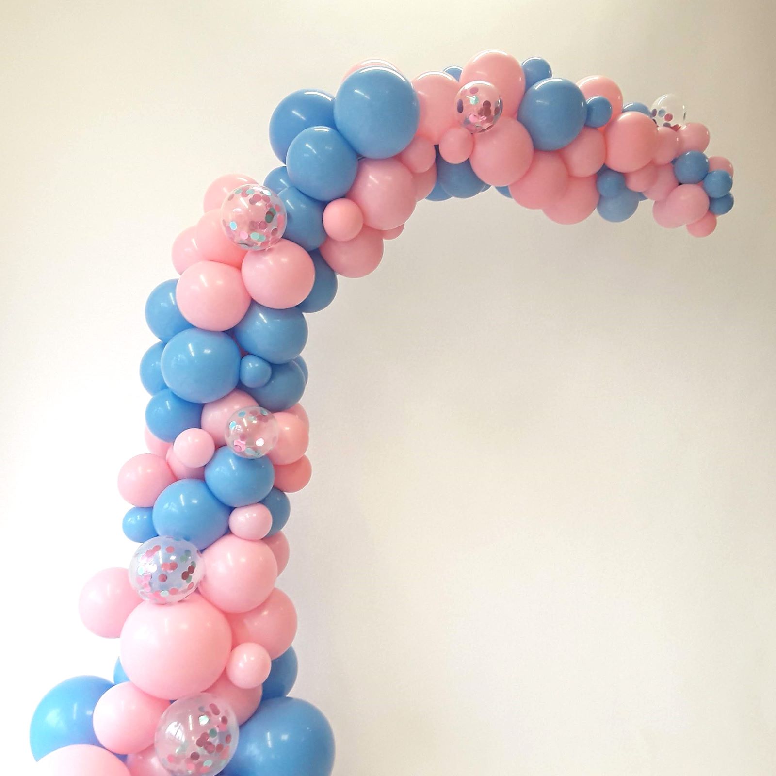 Ballonbogen in Blau und Rosa mit transparenten Ballons, gefüllt mit buntem Konfetti