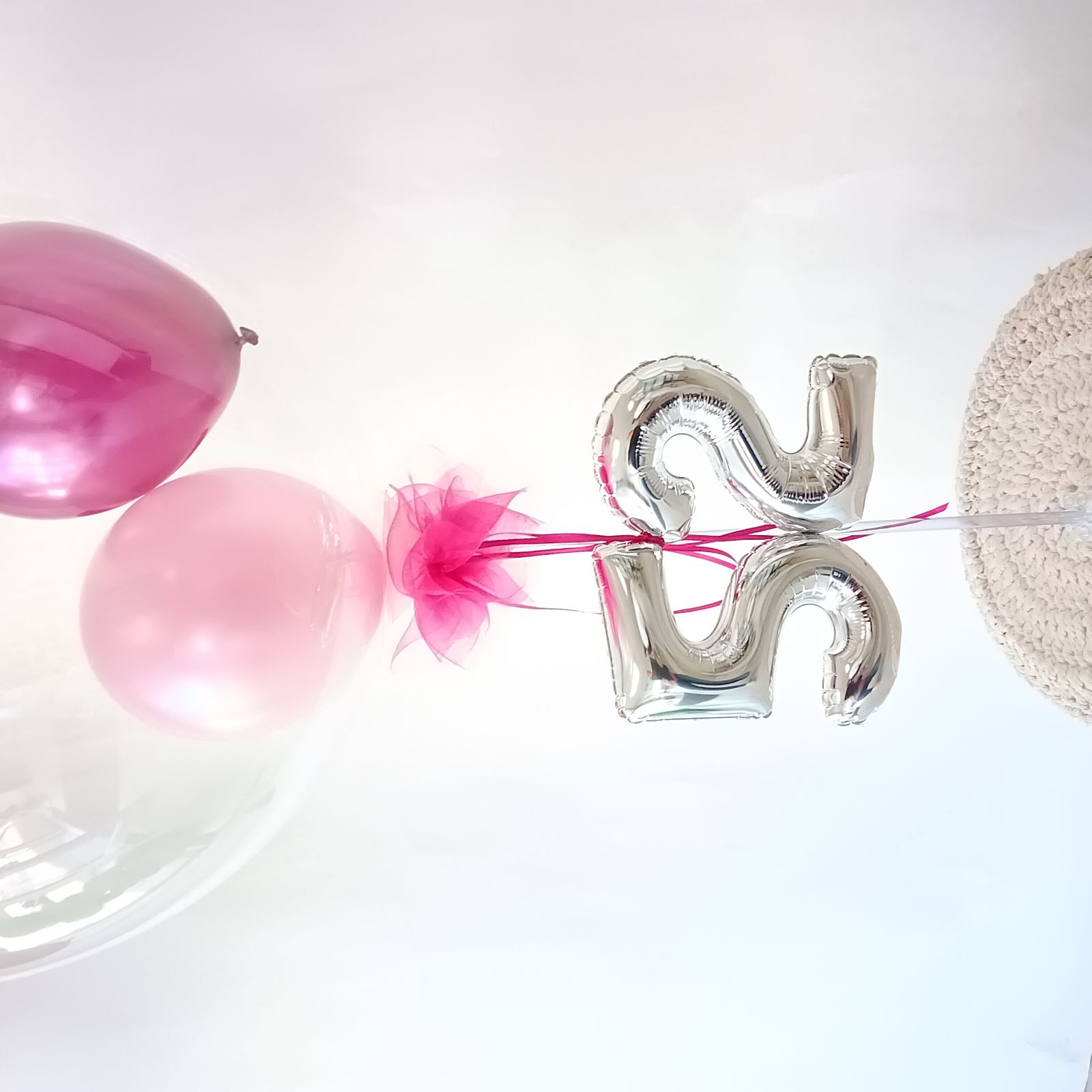 Ballonständer mit durchsichtiger Hülle, pinken Luftballons und silberner Zahl 52