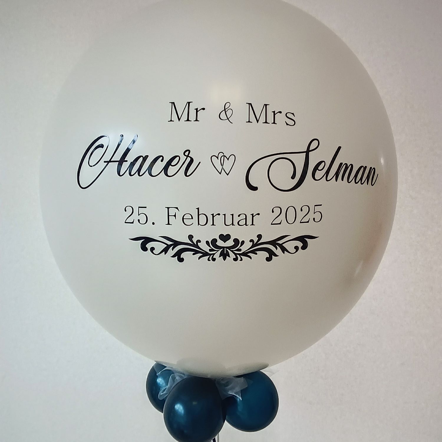 Großer weißer Latexballon (ca. 80 cm) mit schwarzem Aufdruck „Mr & Mrs“ und Hochzeitsdatum, gefüllt mit 6 -7 kleinen Innenballons in Wunschfarben, heliumgefüllt