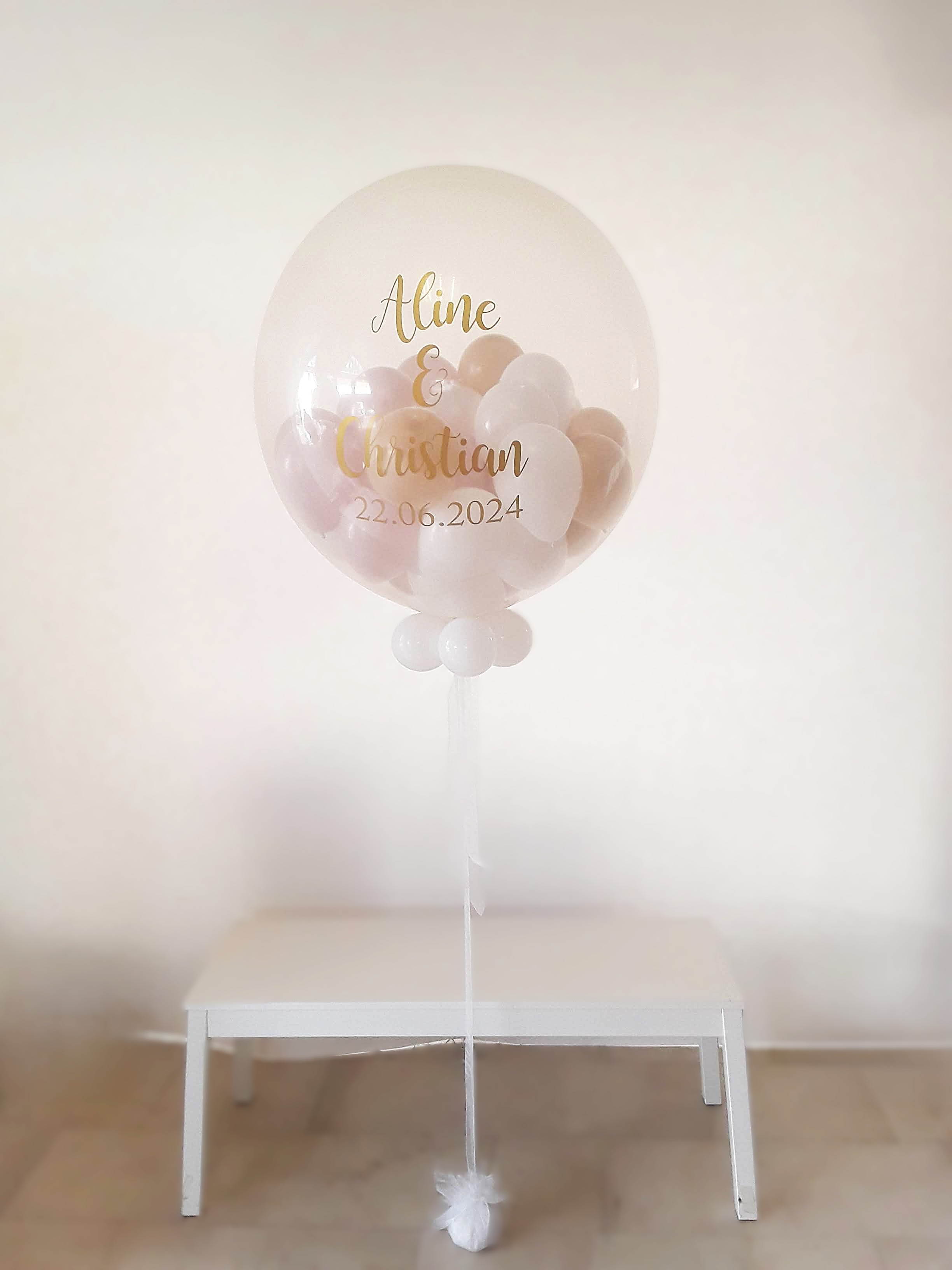 Exploding-60cm-mit Plott-Aline & Christian mit Pastell Innenballons, ganze Ansicht