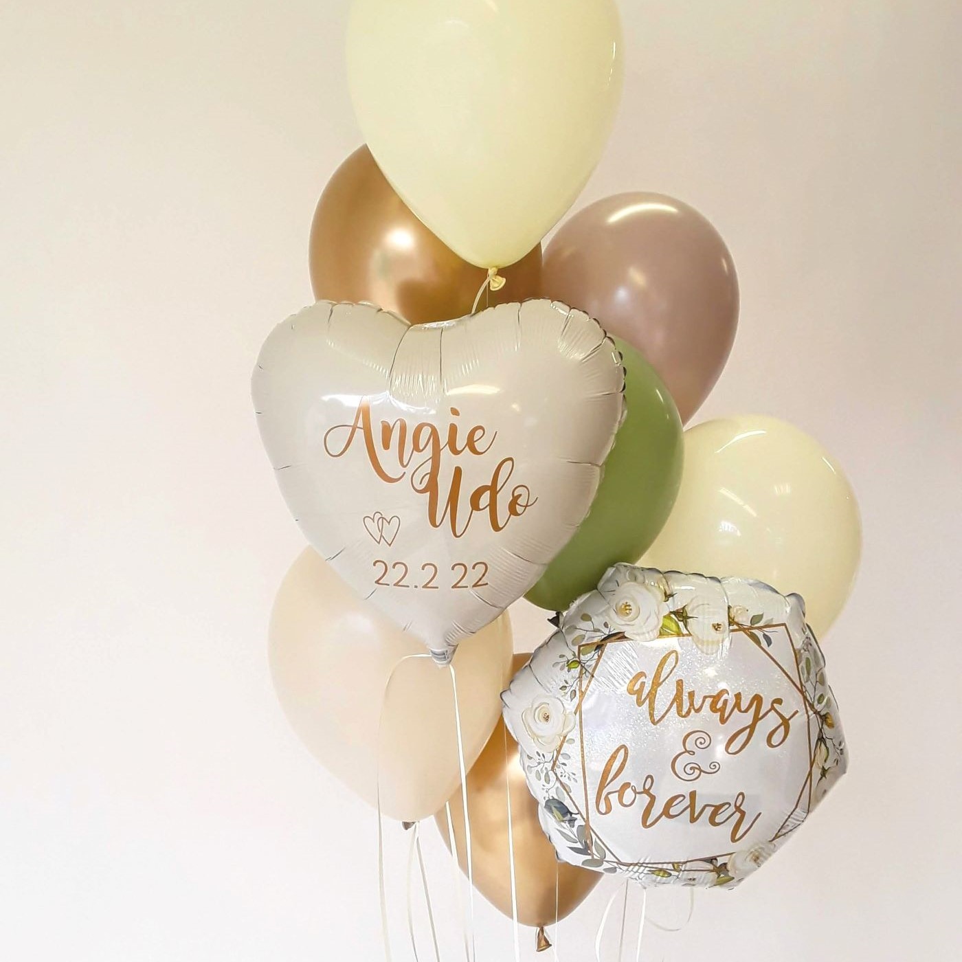 Ballonbouquet mit Herzballons und 'Always & Forever'-Schriftzug in Creme, Gold und Grün