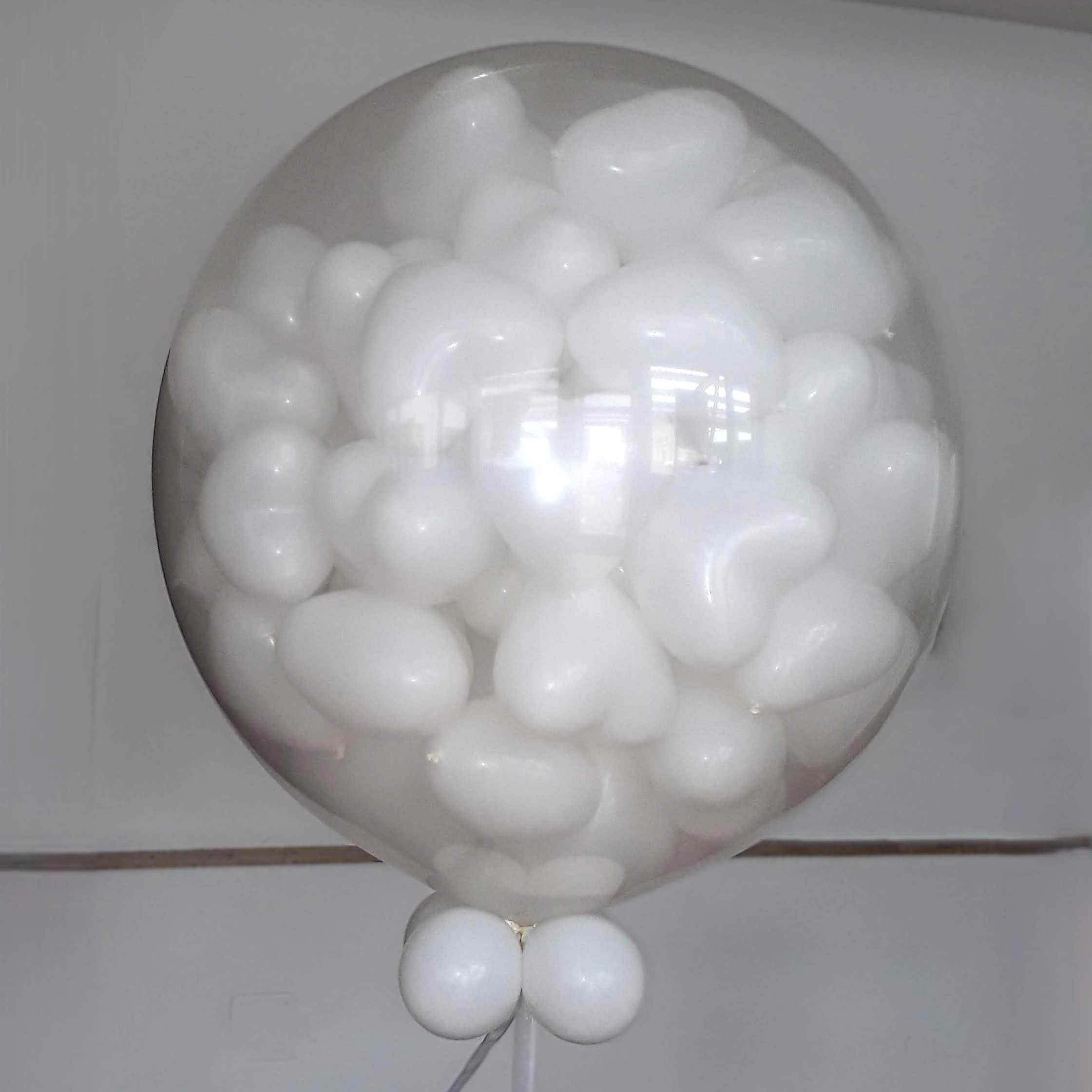 Transparenter ca.80‑cm‑Ballon mit Herzen und bis zu 80 Innenballons als Herzen in weiß, weißer Hintergrund