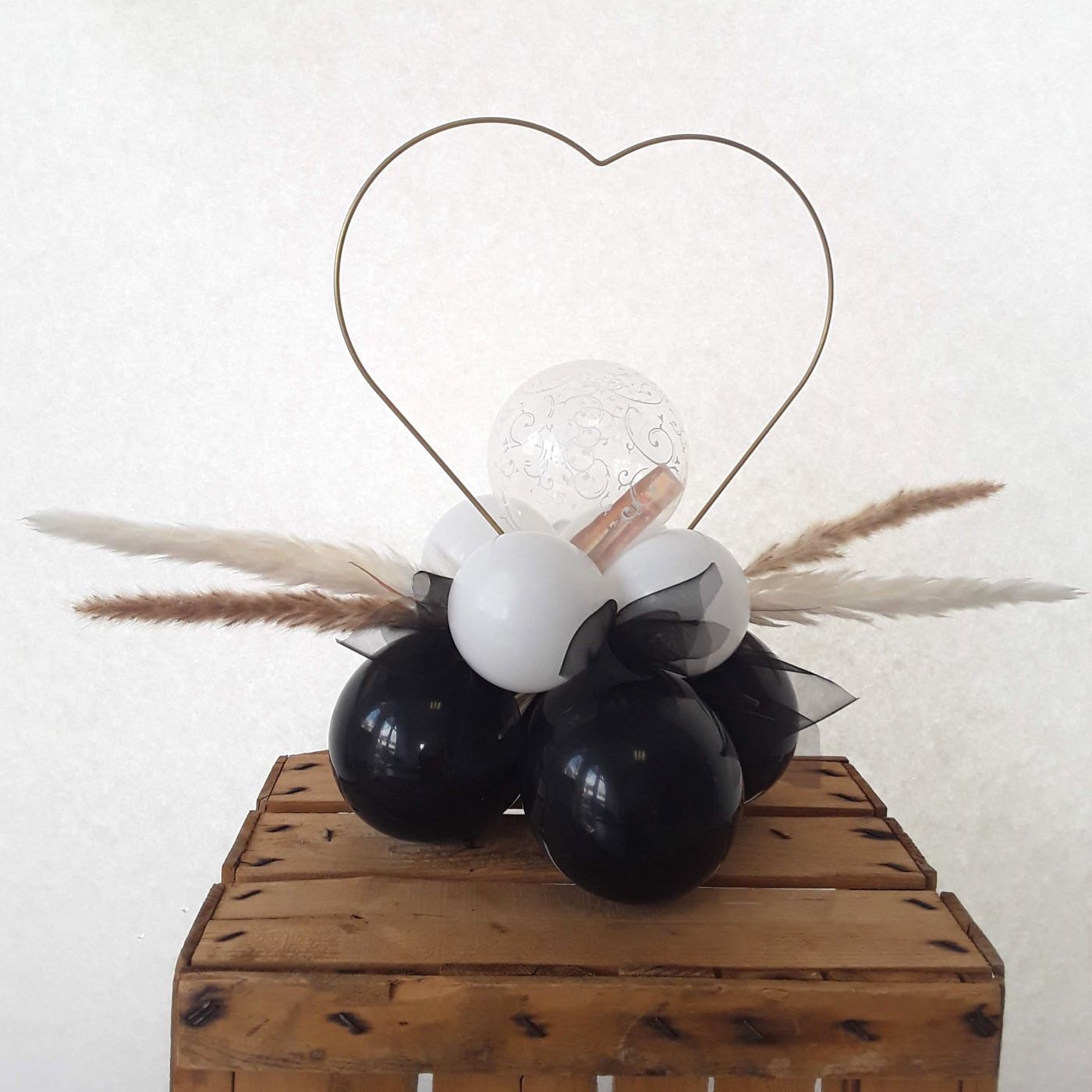 Ballon-Geschenk aus schwarz-weißer Ballonbasis, einer durchsichtigen kleinen Ballonkugel mit Ornamentaufdruck für Geldschein, mit Herz-Metallständer, Pampasgras und Federn