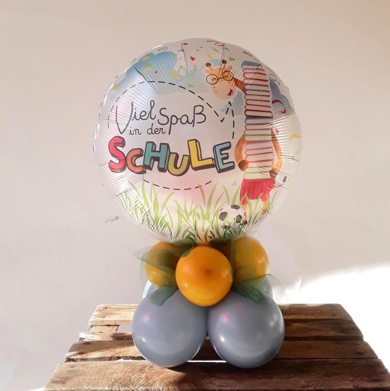 Folienballon mit Aufdruck 'Viel Spaß in der Schule' auf buntem Ballonbouquet