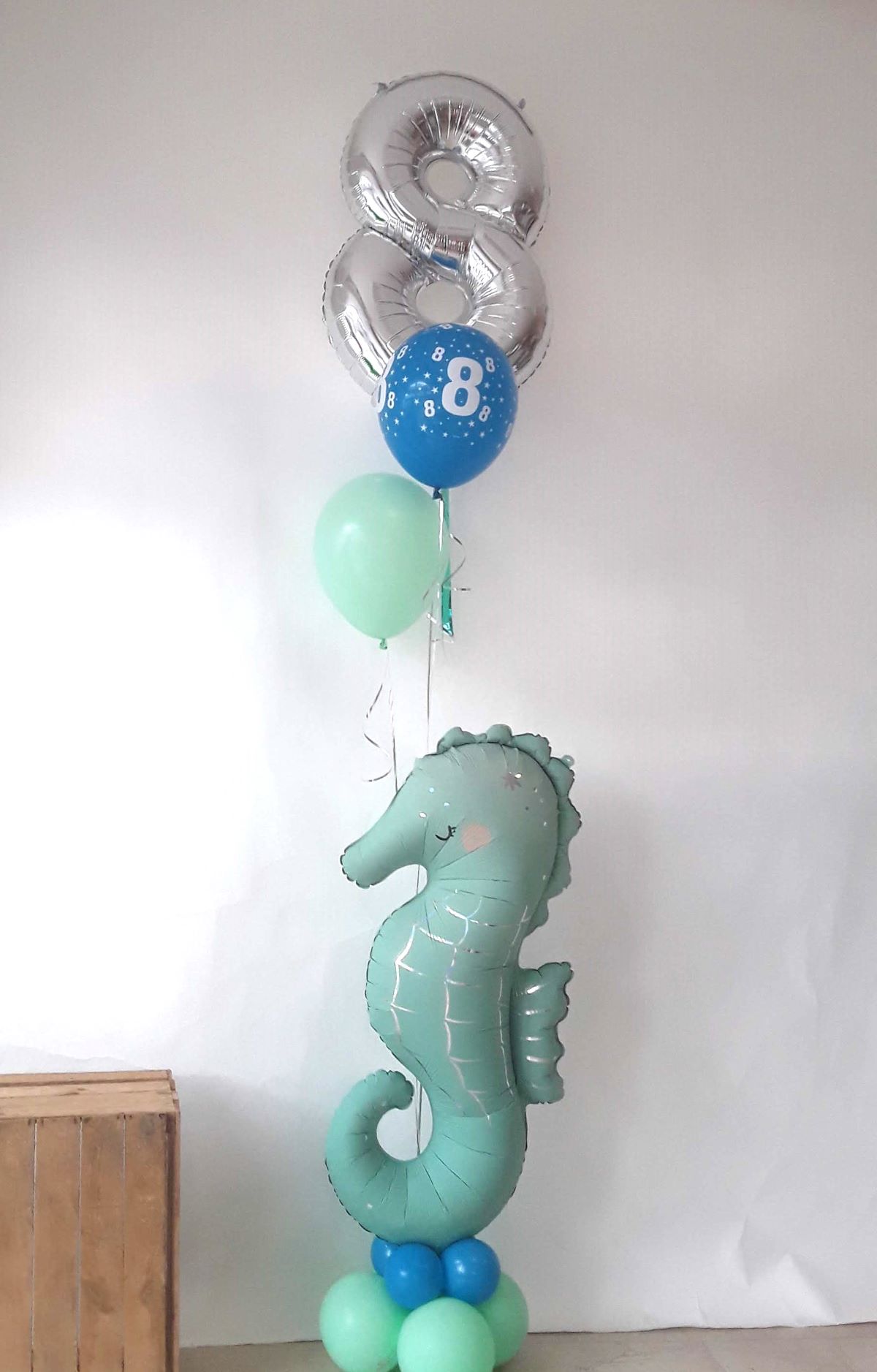 Ballondeko mit großer silberner 8, Seepferdchen und Luftballons in Mint und Blau2