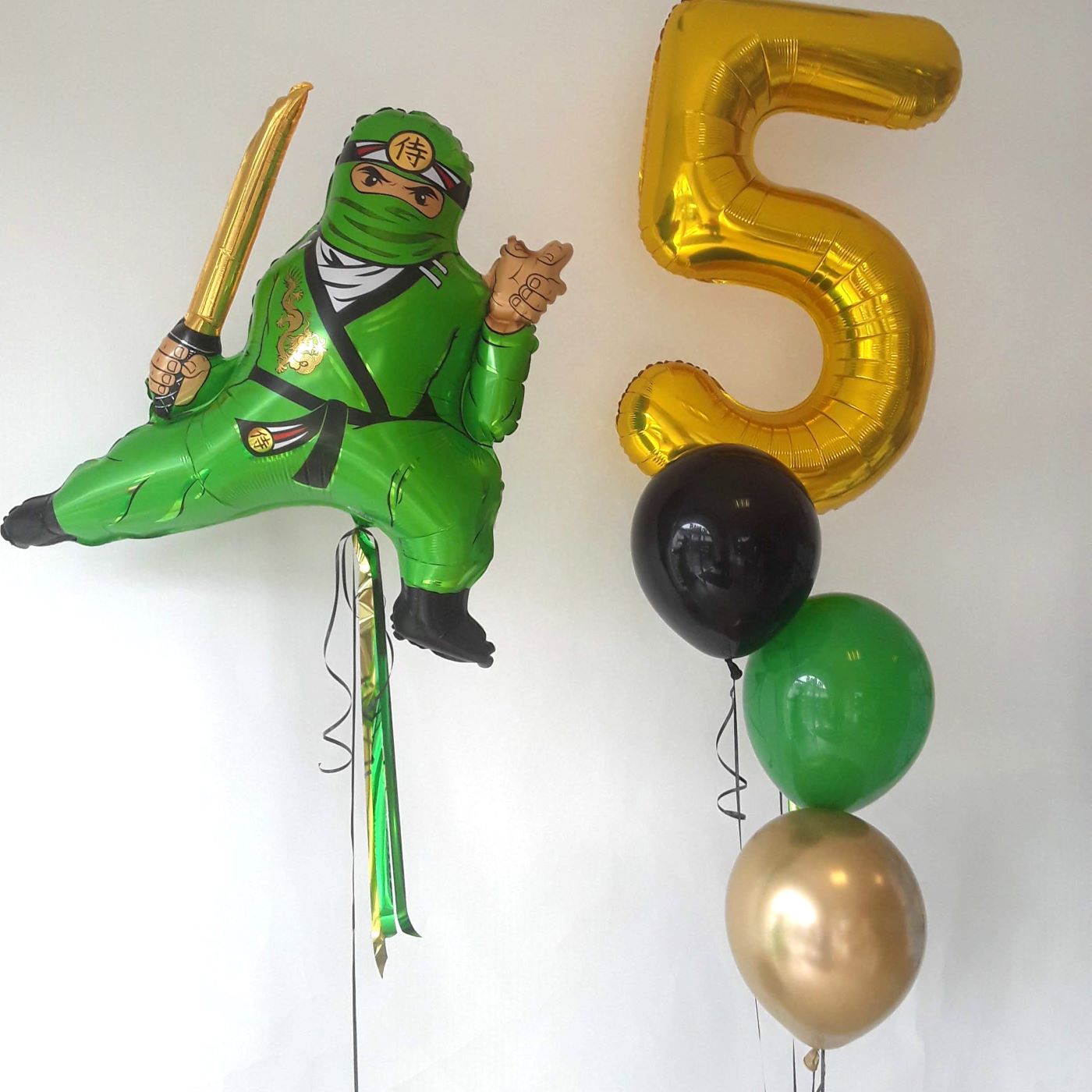 Ballon-Set mit großem Ninja-Folienballon in Grün mit goldfarbenem Schwert, goldener Zahl 5 und Latexballons in Schwarz, Grün und Gold
