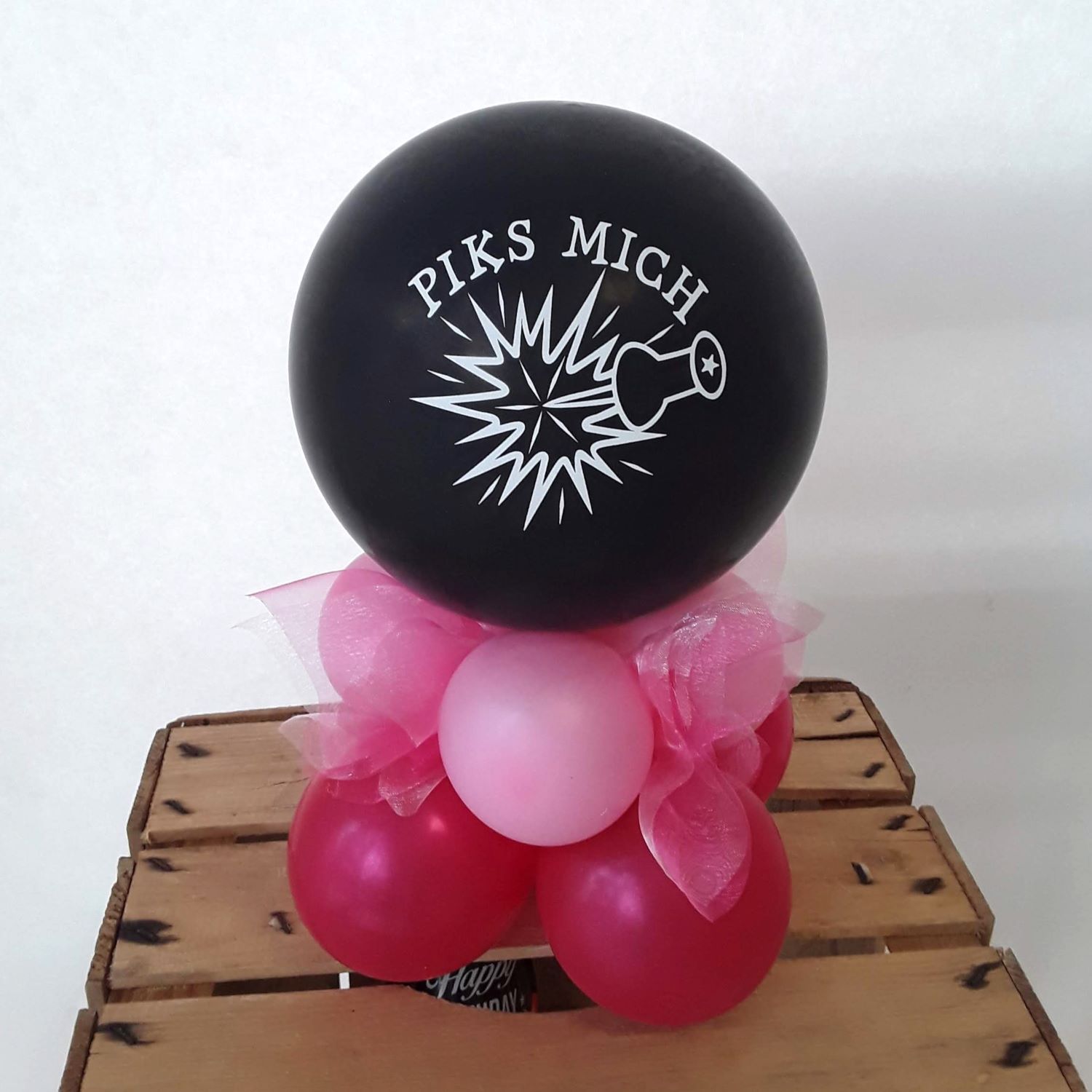 Ballondeko mit schwarzem Ballon mit Aufdruck 'Piks mich', auf pink-rosa Ballon-Basis mit Tüll