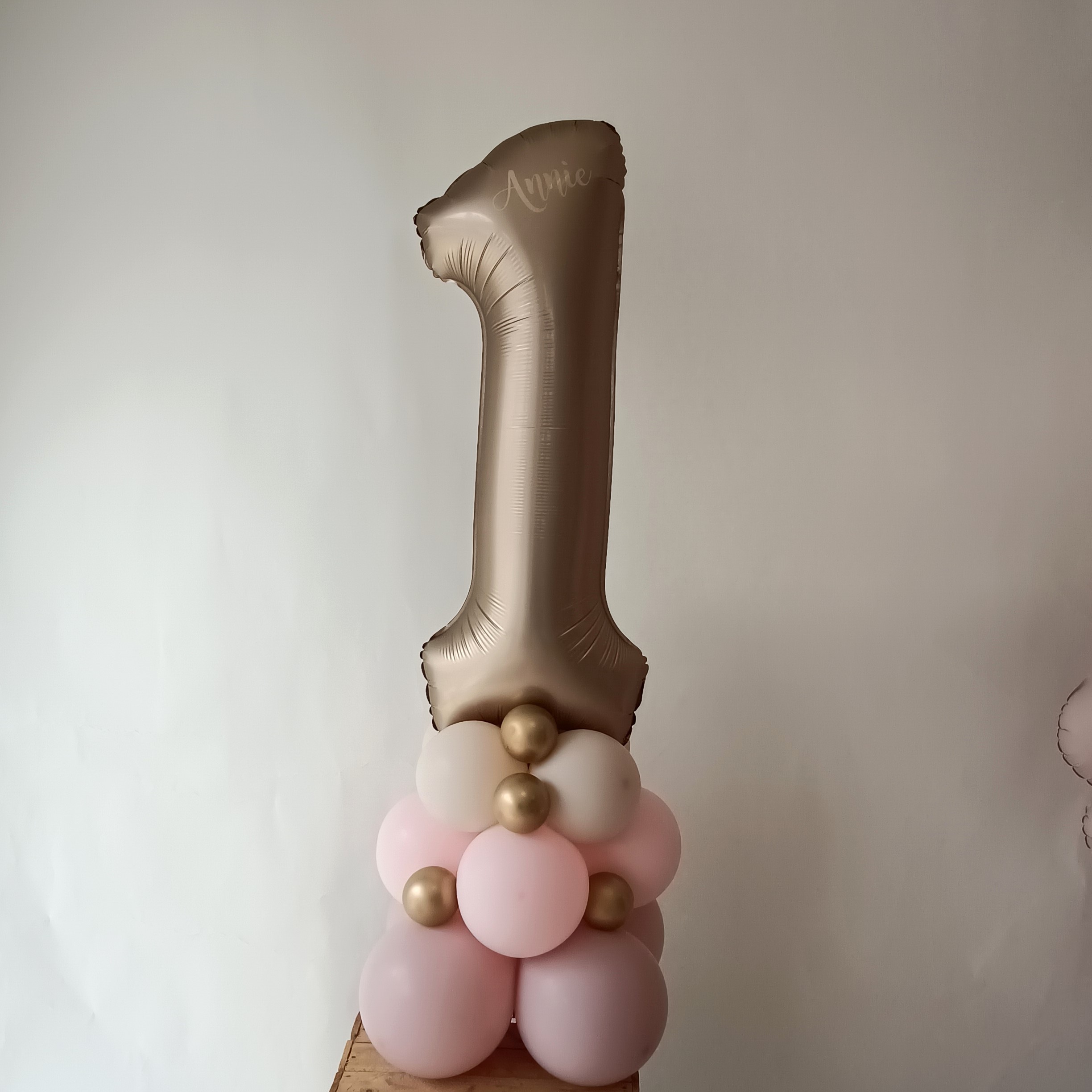 Ballon-Zahl 1 in Gold mit rosa und weißen Ballons und Herzrahmen mit Namen Maylin