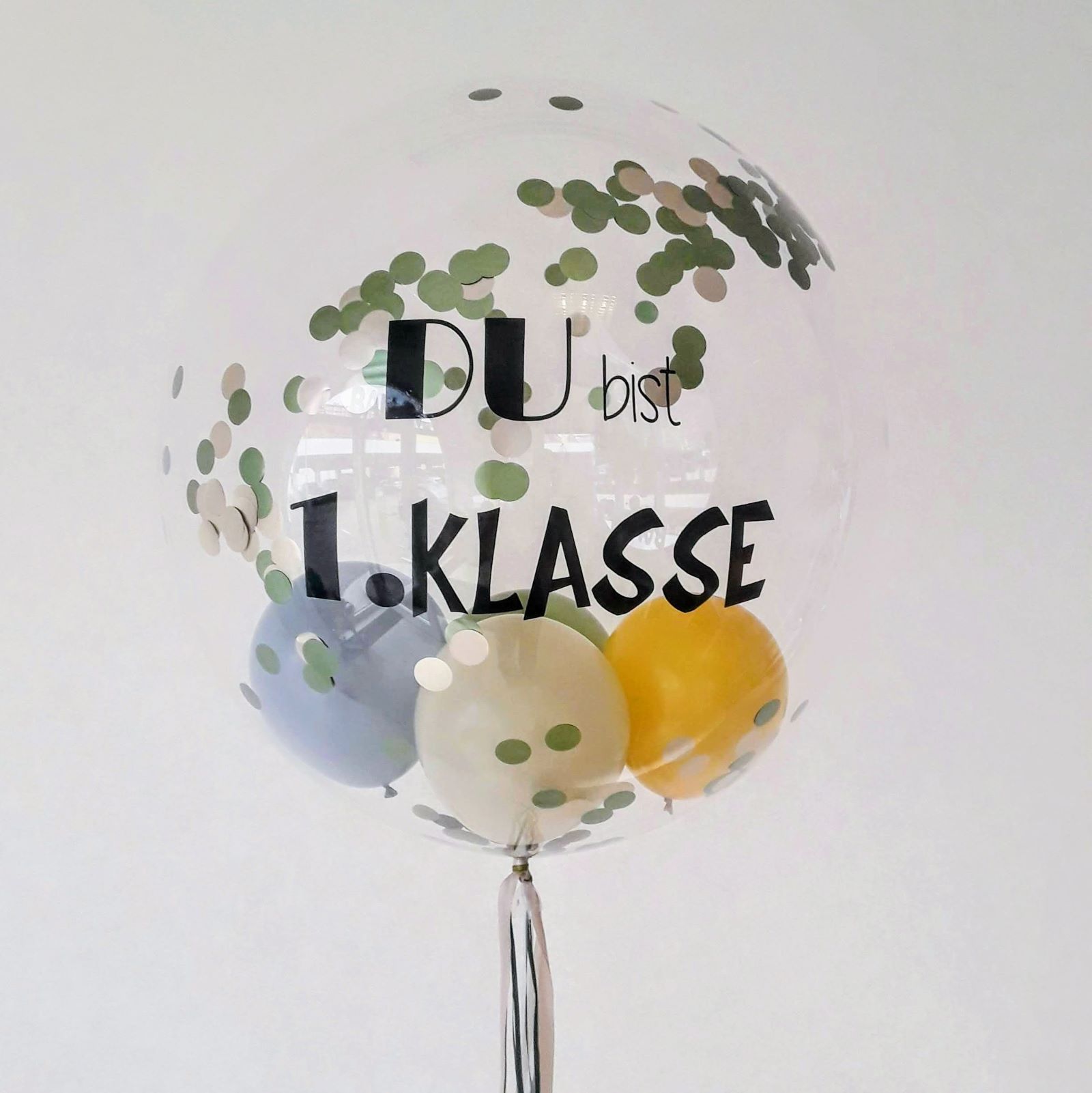 Transparenter Ballon mit Konfetti und Schriftzug 'Du bist 1. Klasse'