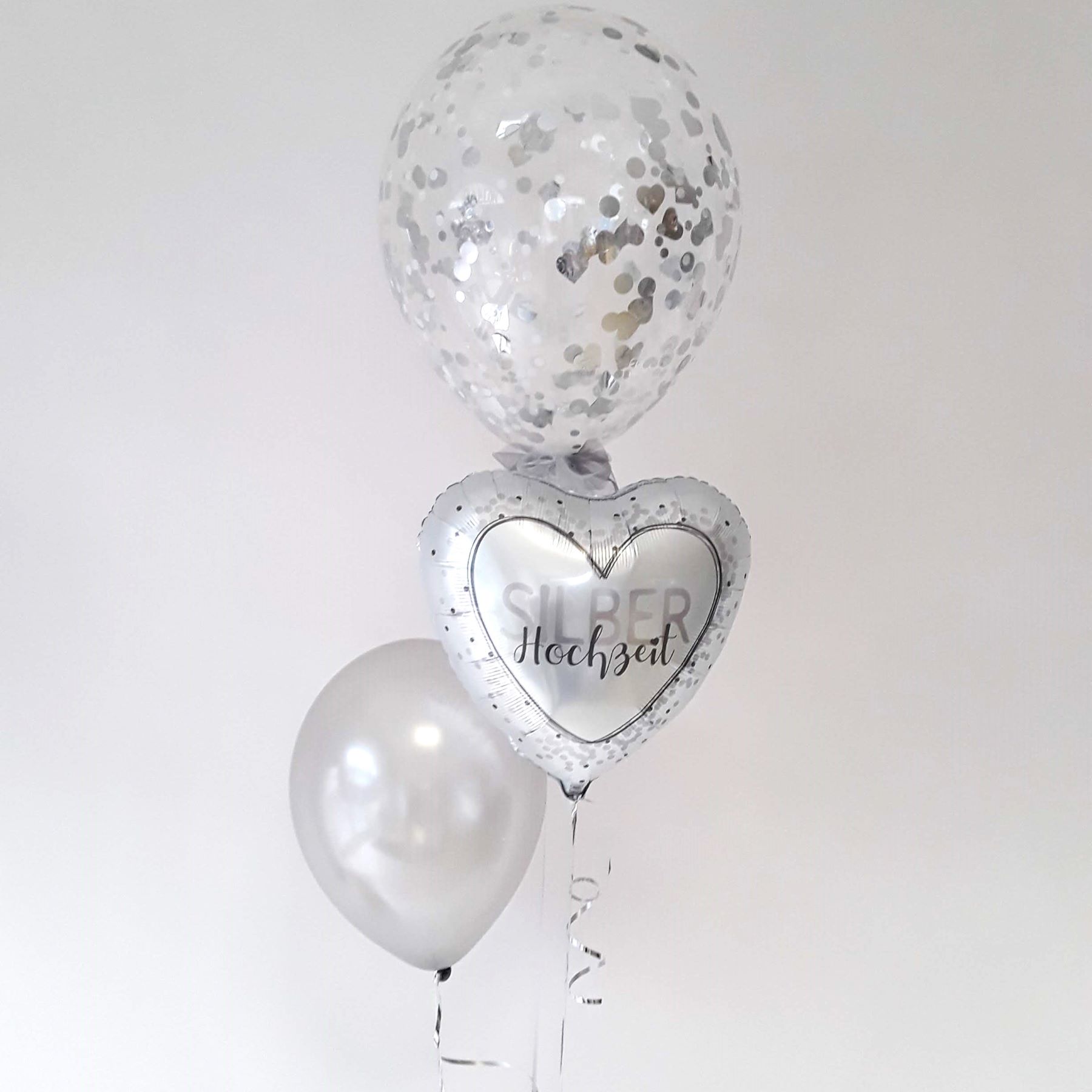 Ballon-Bouquet mit silbernem Herzballon „Silber Hochzeit“, transparentem Konfetti-Ballon und mattem silbernen Latexballon