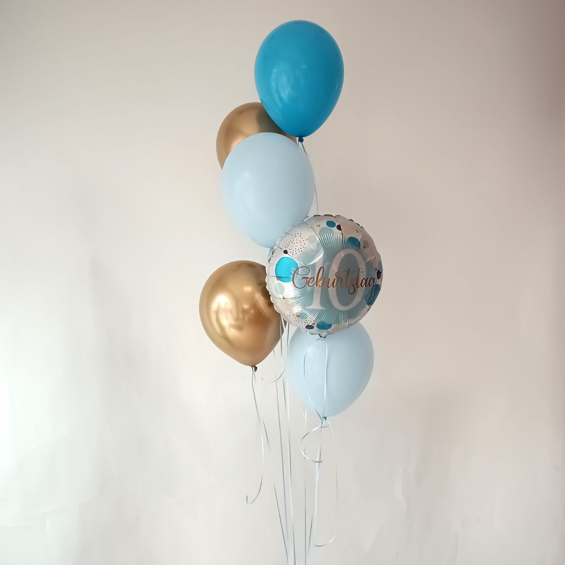 Geburtstags-Ballonbouquet in Blau, Hellblau und Gold mit einem runden silbernen Folienballon mit der Aufschrift 'Geburtstag 10'.