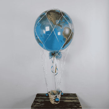 Ballon im Globus-Design als Heißluftballon mit Korb und Deko