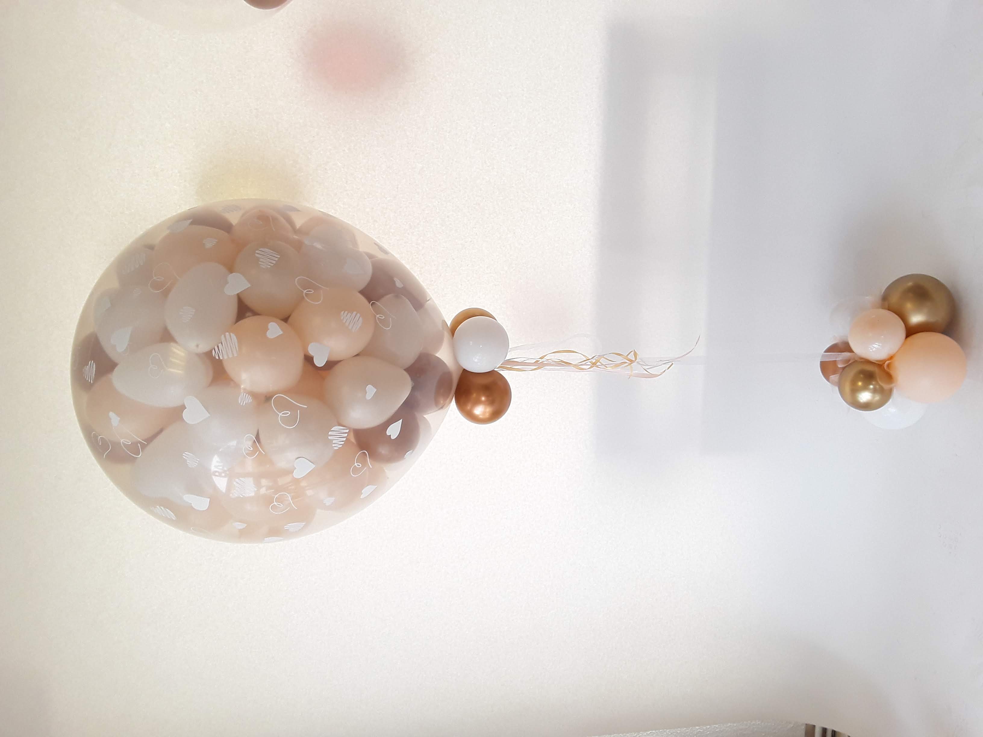 Bedruckter ca.80‑cm‑Ballon und bis zu 80 Innenballons in weiß und naturfarben, weißer Hintergrund