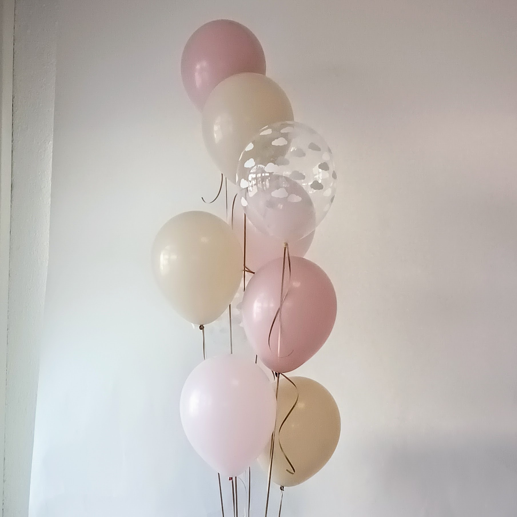Zartes Ballonbouquet in Rosa und Beige mit Wolkenmuster