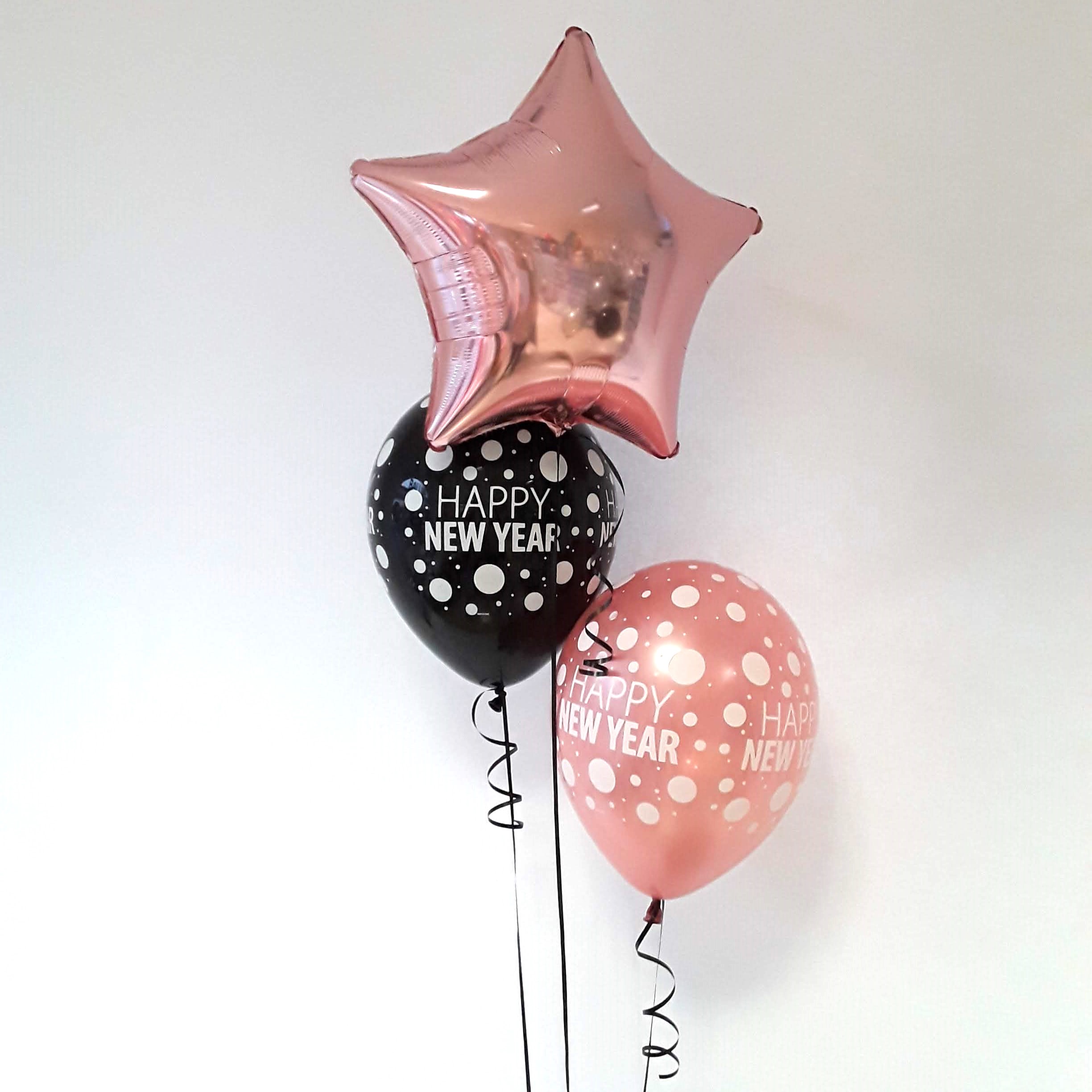 Ballonbouquet mit roségoldenem Sternballon sowie schwarzen und rosafarbenen Happy-New-Year-Latexballons.