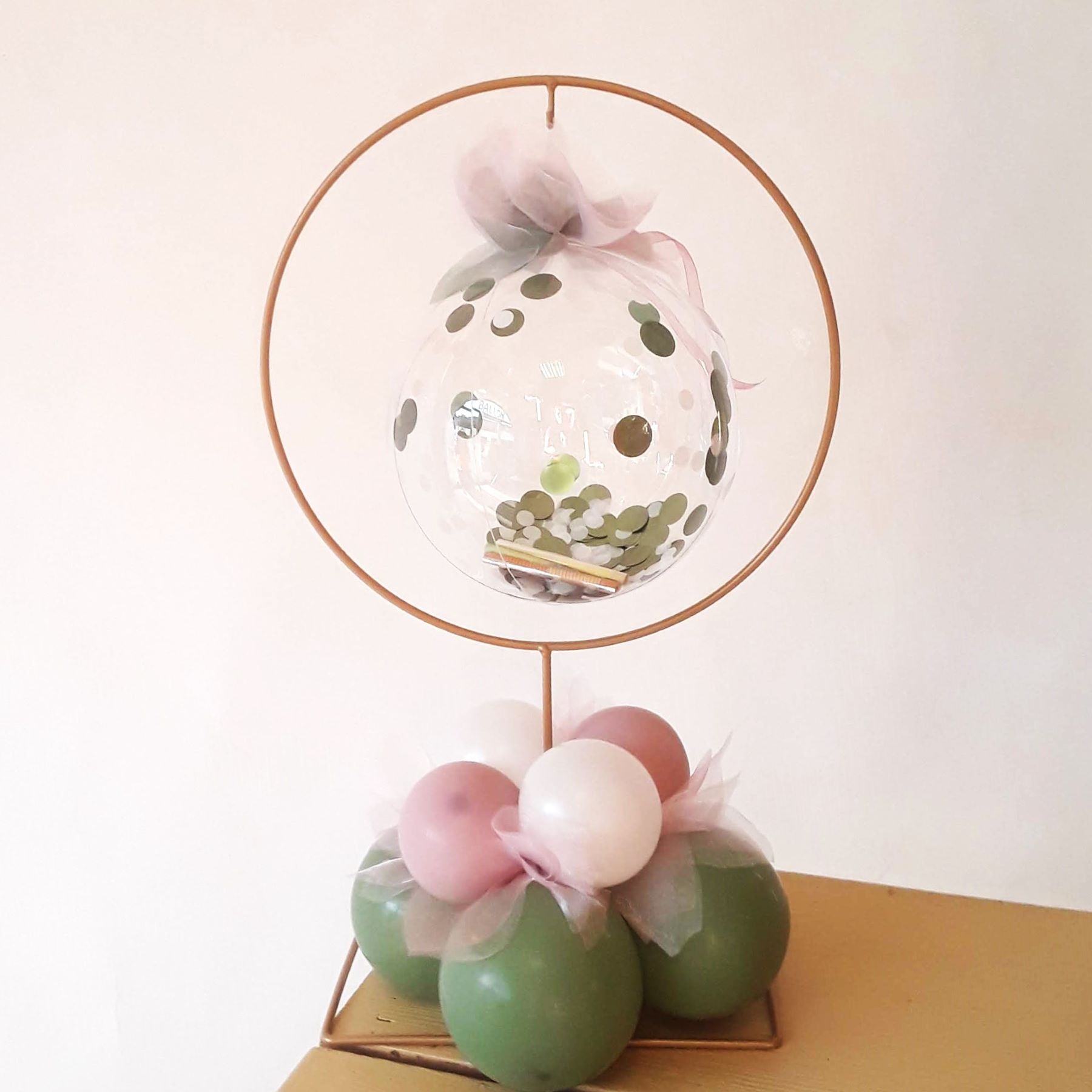 Bubble-Ballon im Ring mit Konfetti, grün-rosa Ballonsockel, Geldscheinfüllung
