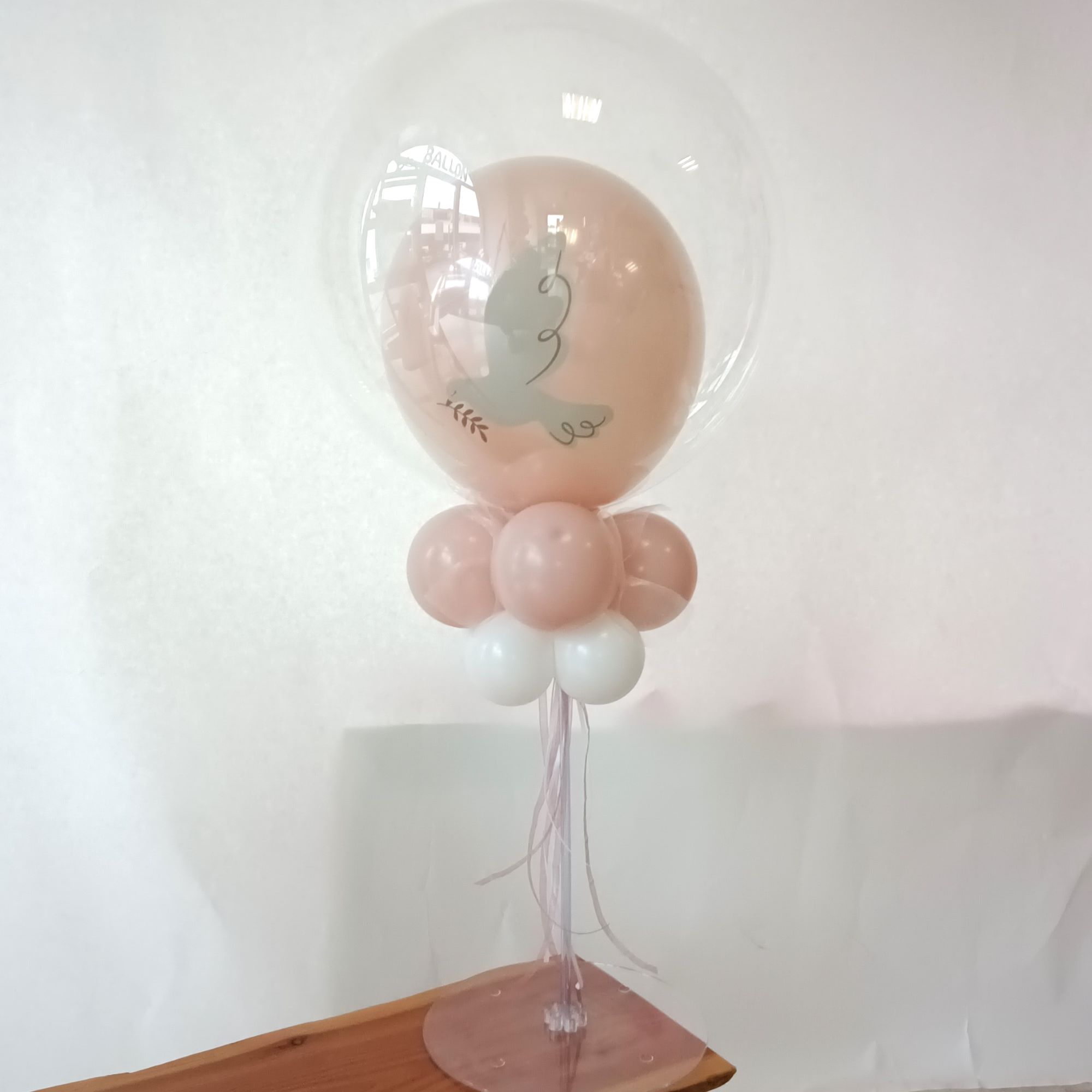 Transparenter Bubbleballon mit Taubenaufdruck in Rosa & Grau, dekoriert mit Tüll und Bändern1