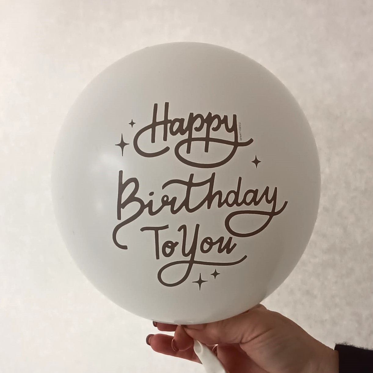 Latexballon in weiß mit Aufschrift "Happy Birthday To You"