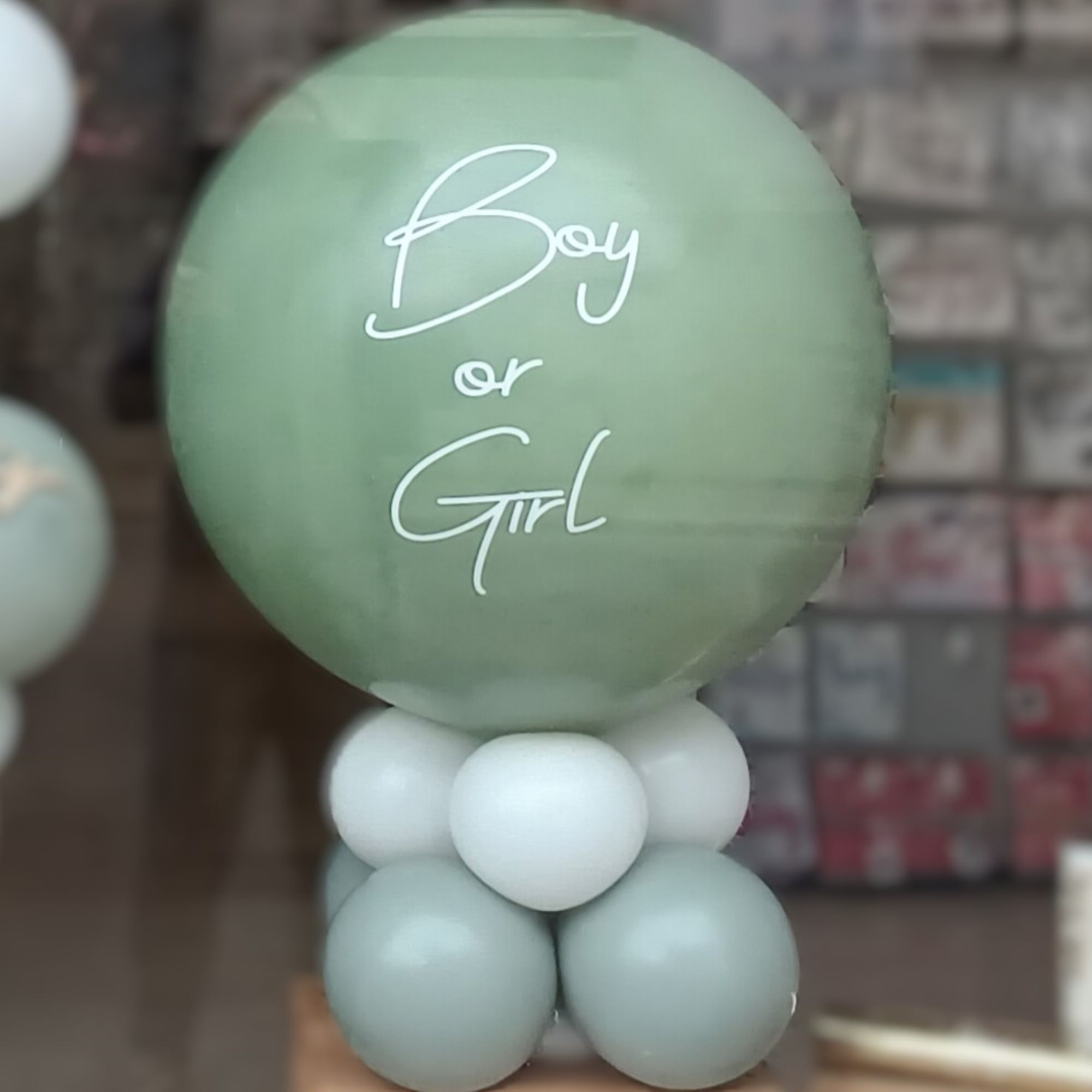 Tischbouqet in Grün-Weiß mit Boy or Girl-Aufdruck und Babyshower-Schriftzug